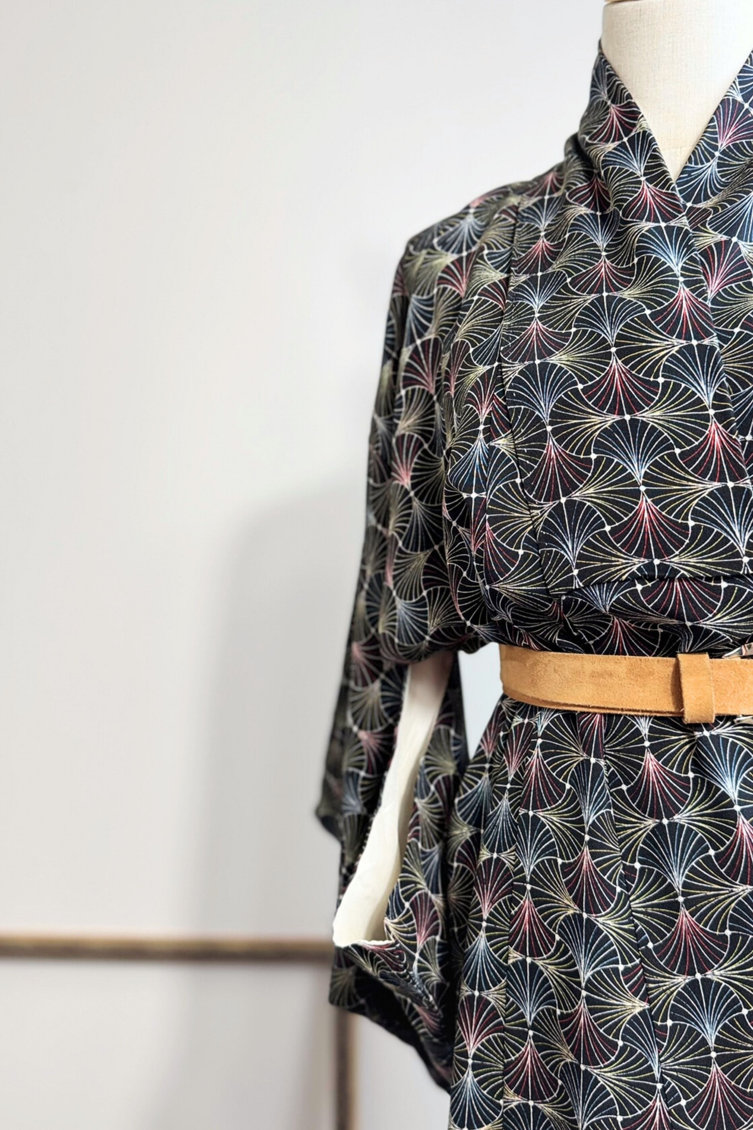 Kimono long en soie noir à motifs graphiques