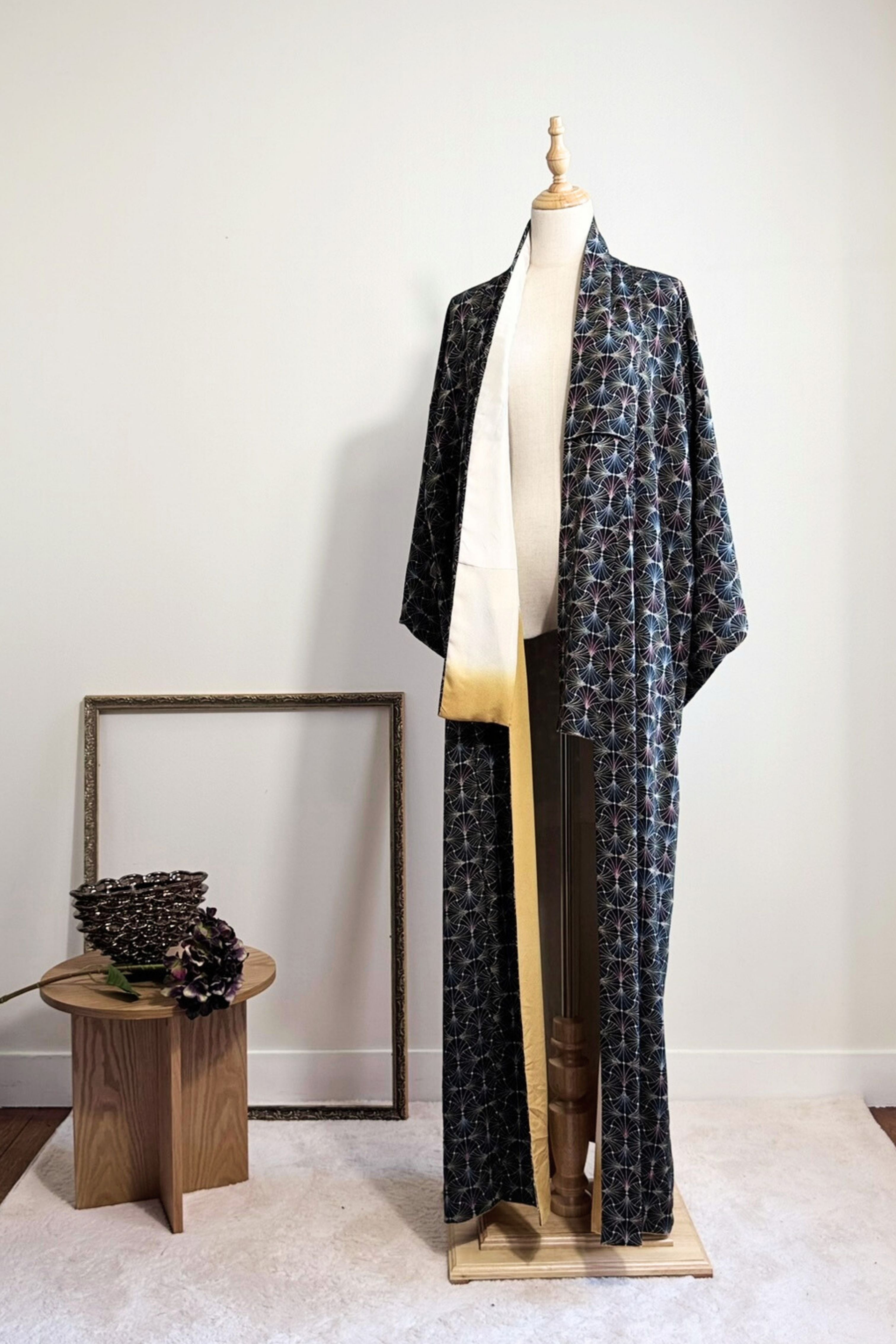 Kimono long en soie noir à motifs graphiques