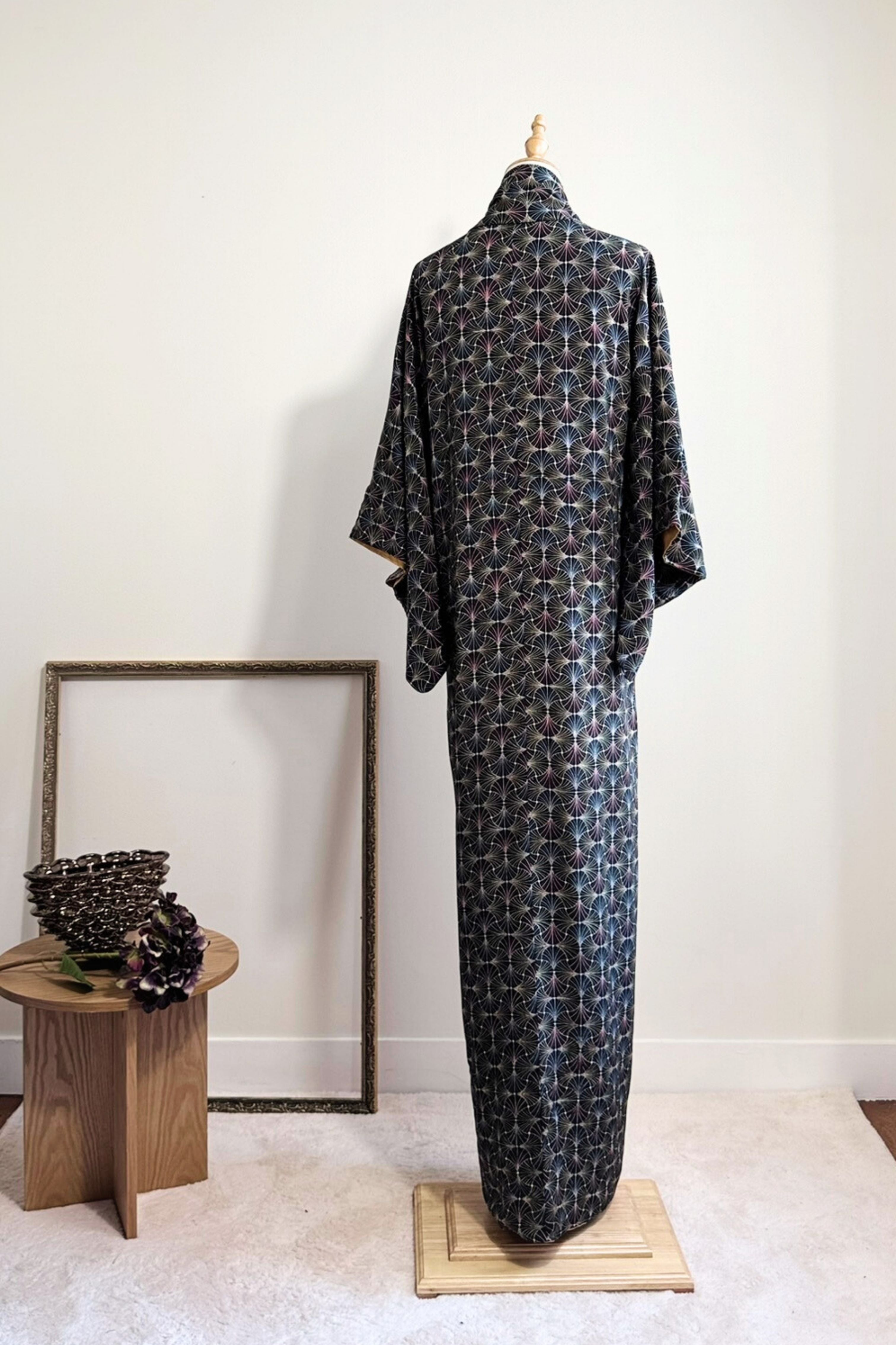 Kimono long en soie noir à motifs graphiques