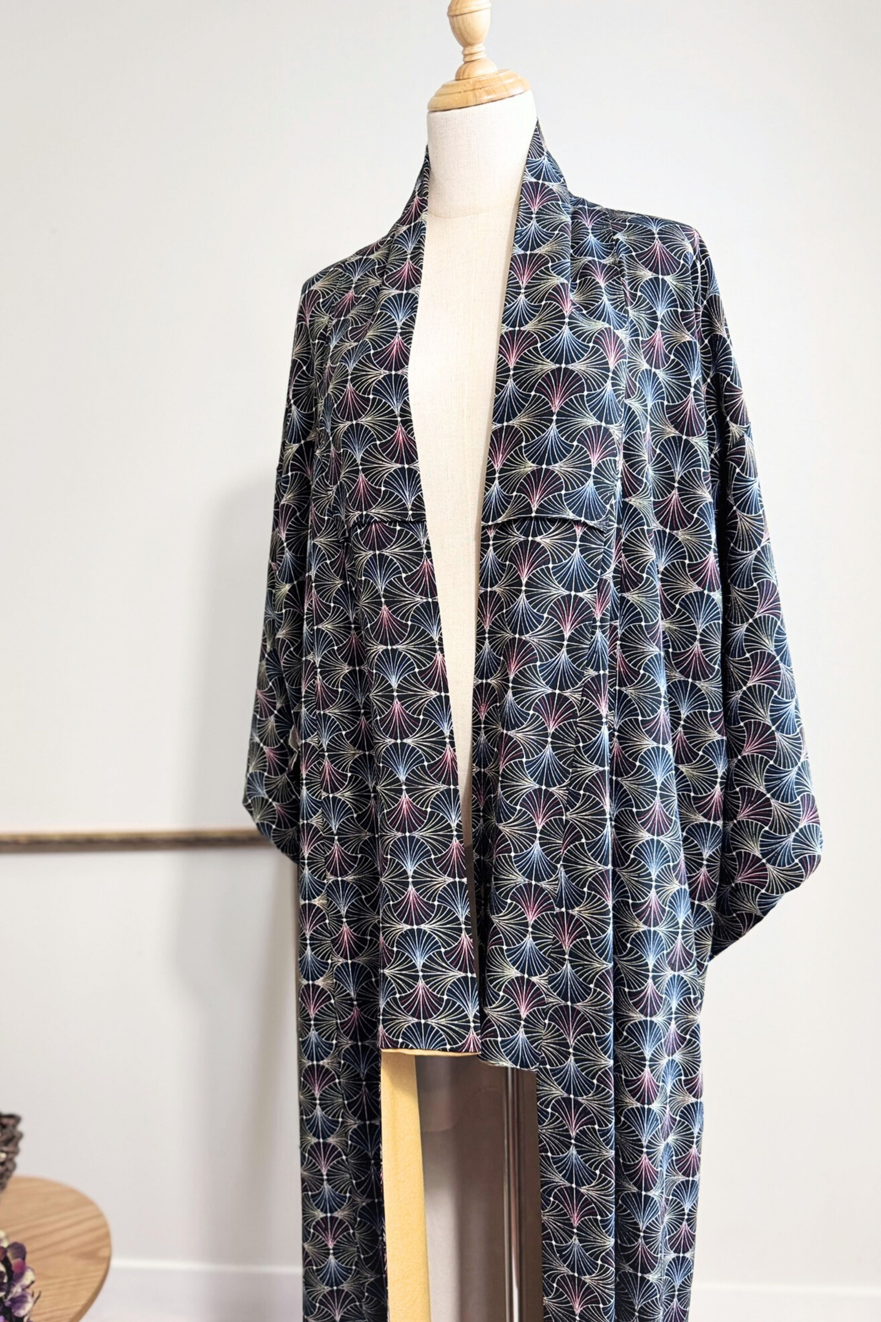 Kimono long en soie noir à motifs graphiques
