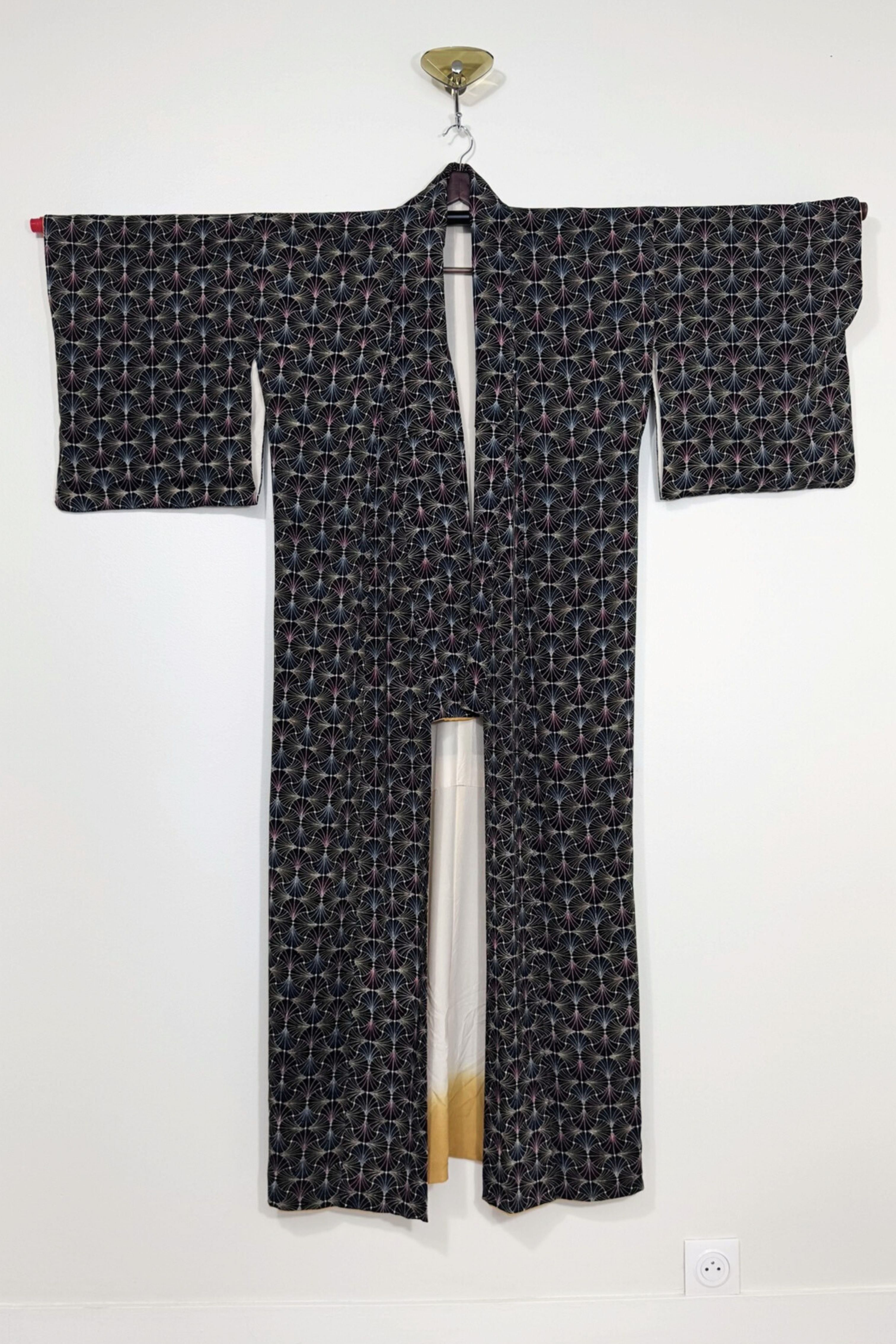 Kimono long en soie noir à motifs graphiques