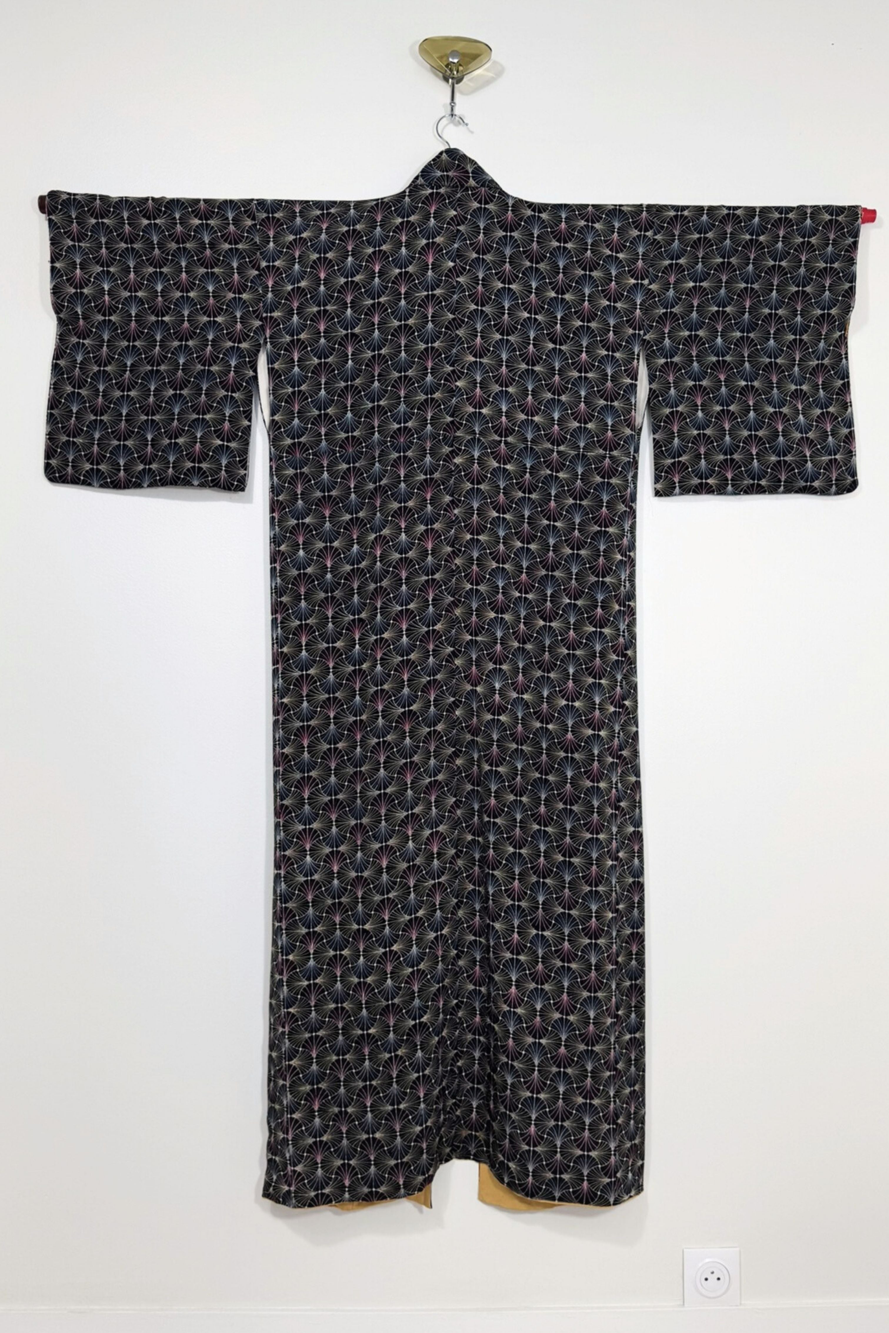 Kimono long en soie noir à motifs graphiques