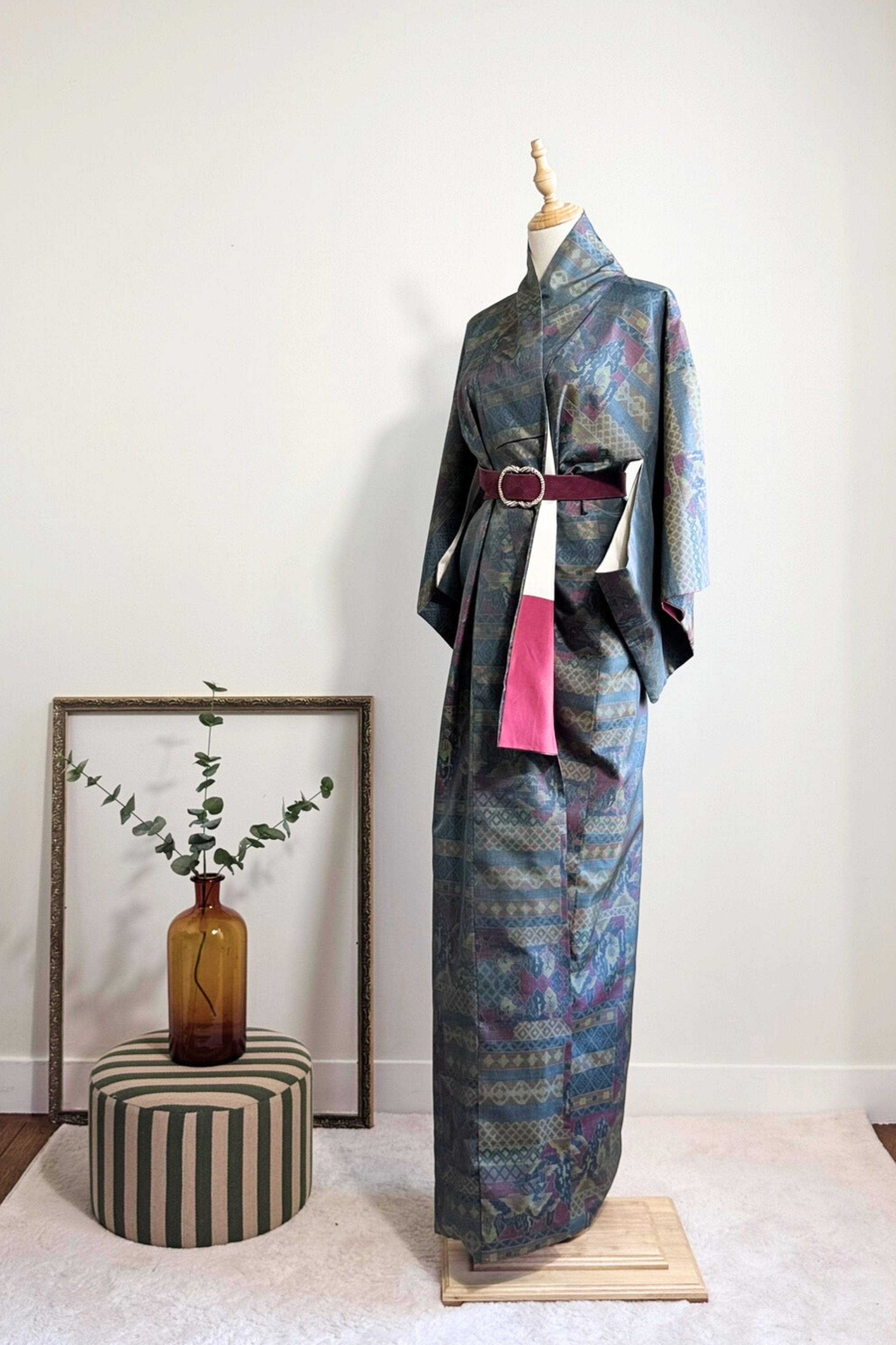 Kimono long en soie bleu vert à motifs géométriques