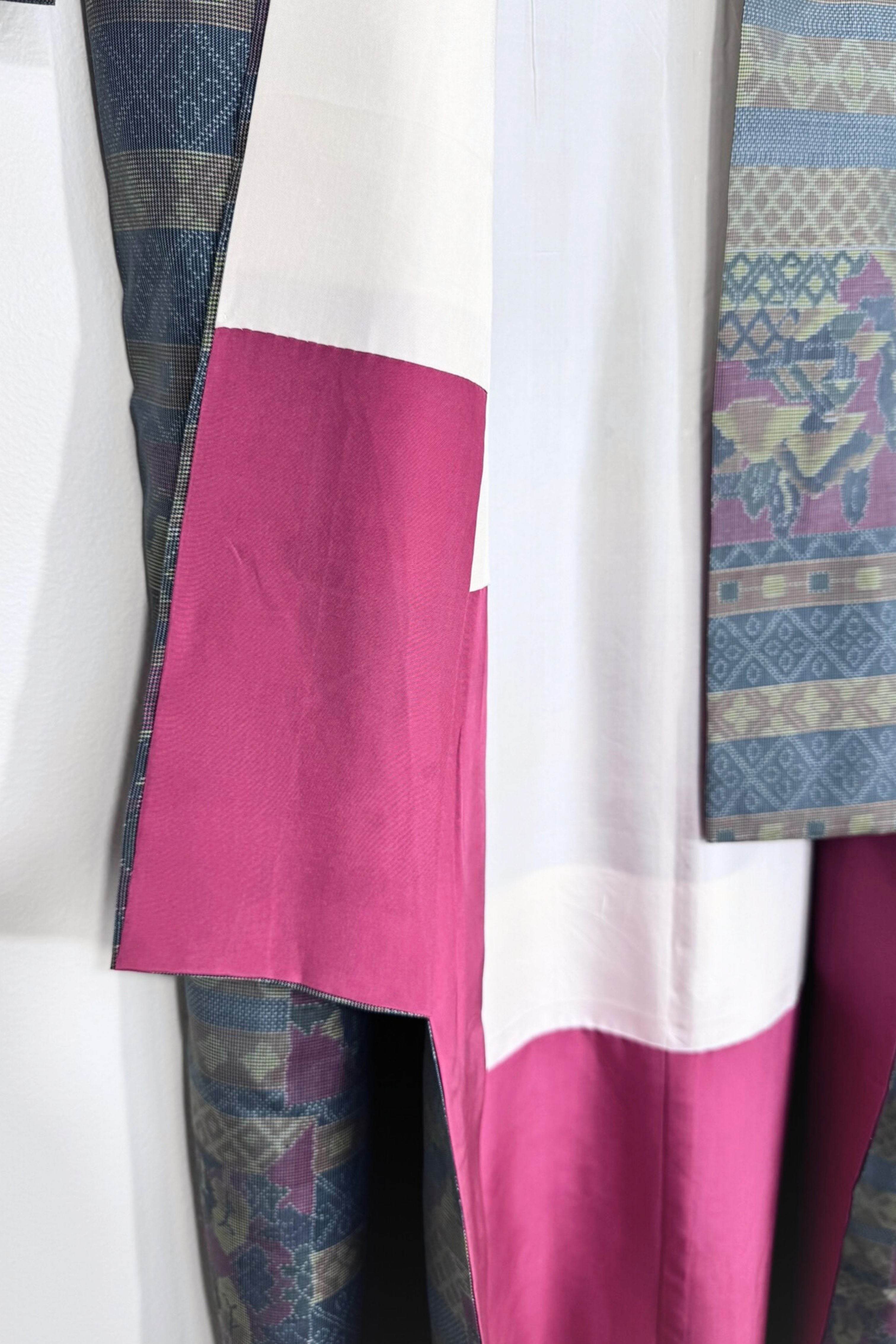 Kimono long en soie bleu vert à motifs géométriques