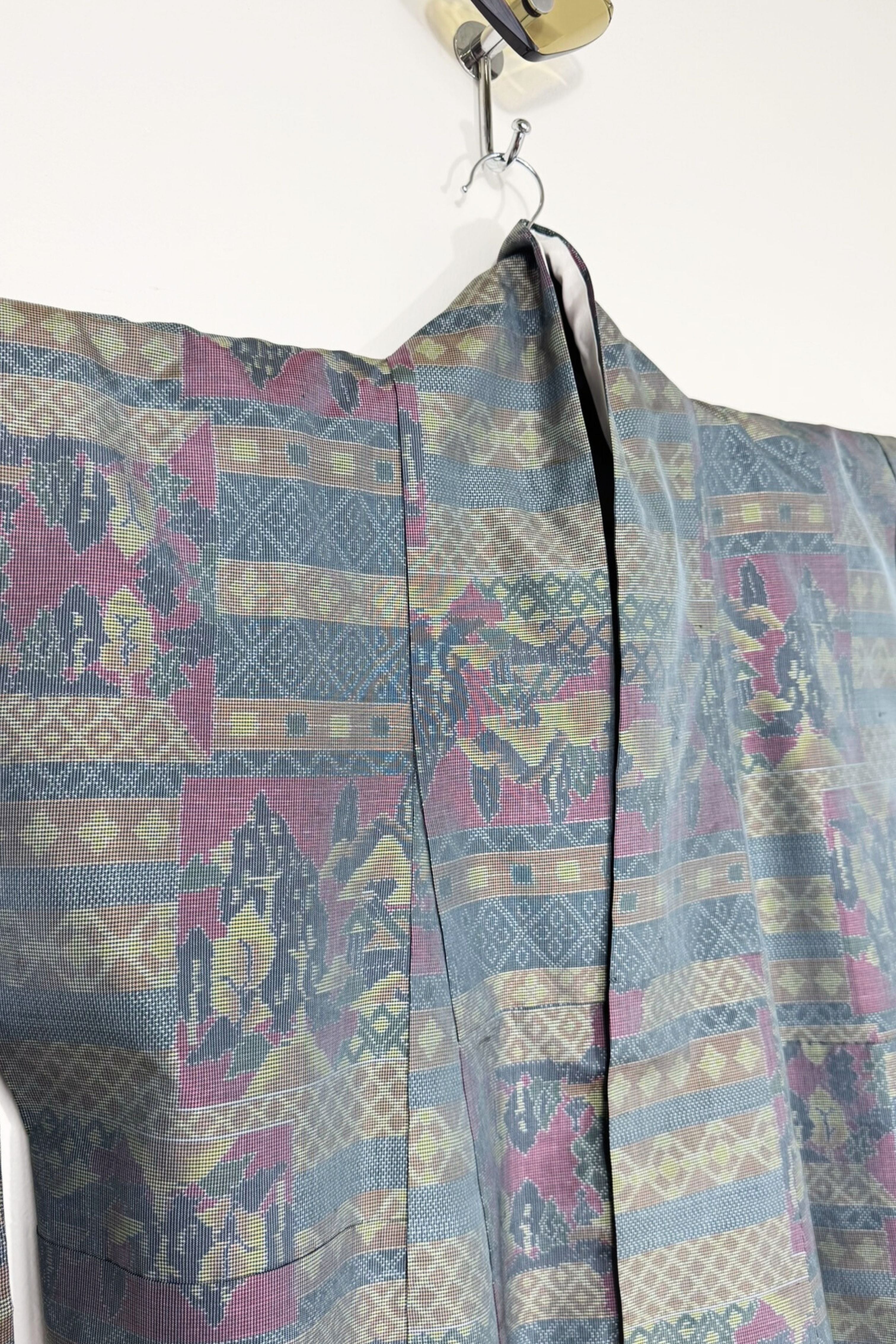 Kimono long en soie bleu vert à motifs géométriques