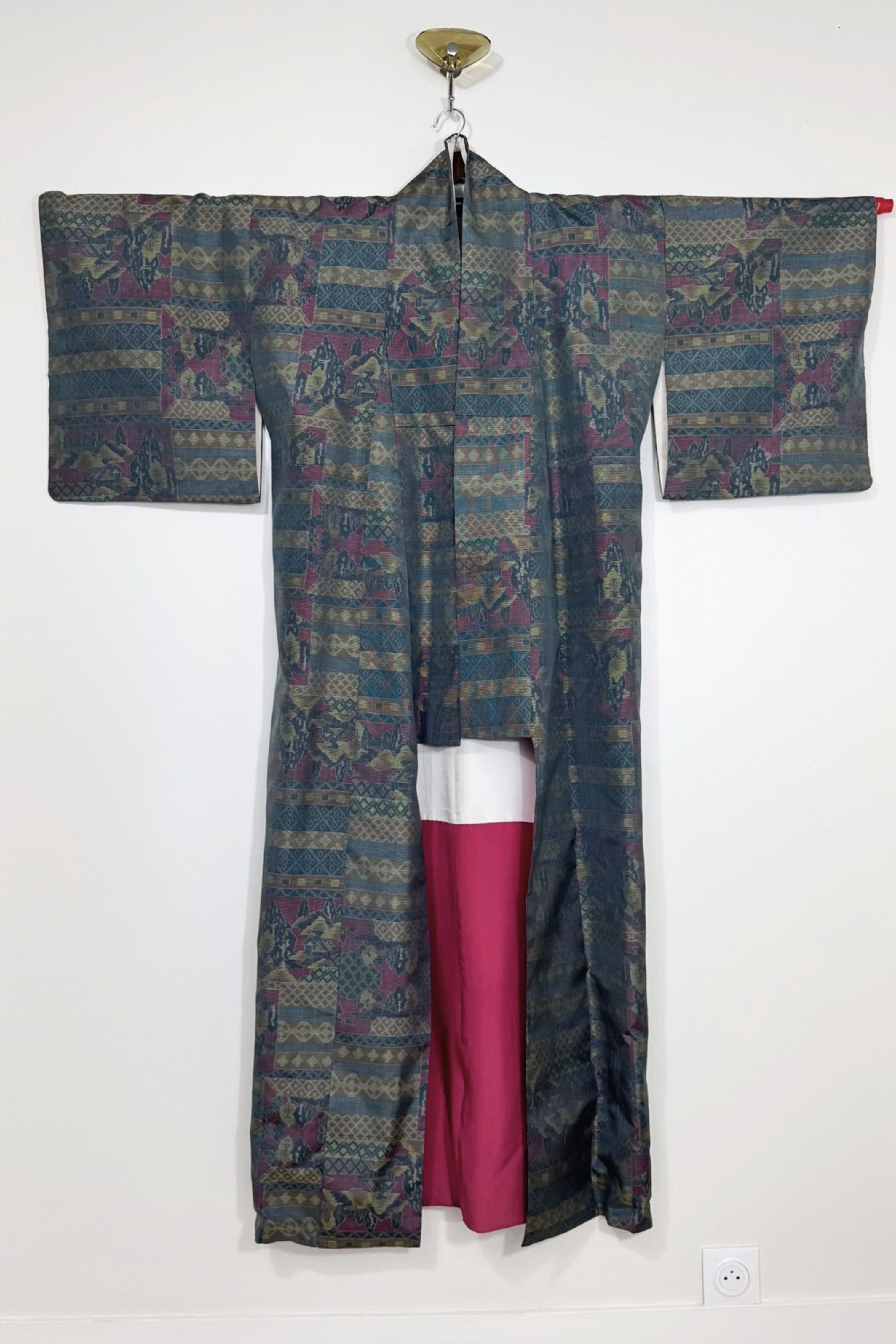 Kimono long en soie bleu vert à motifs géométriques