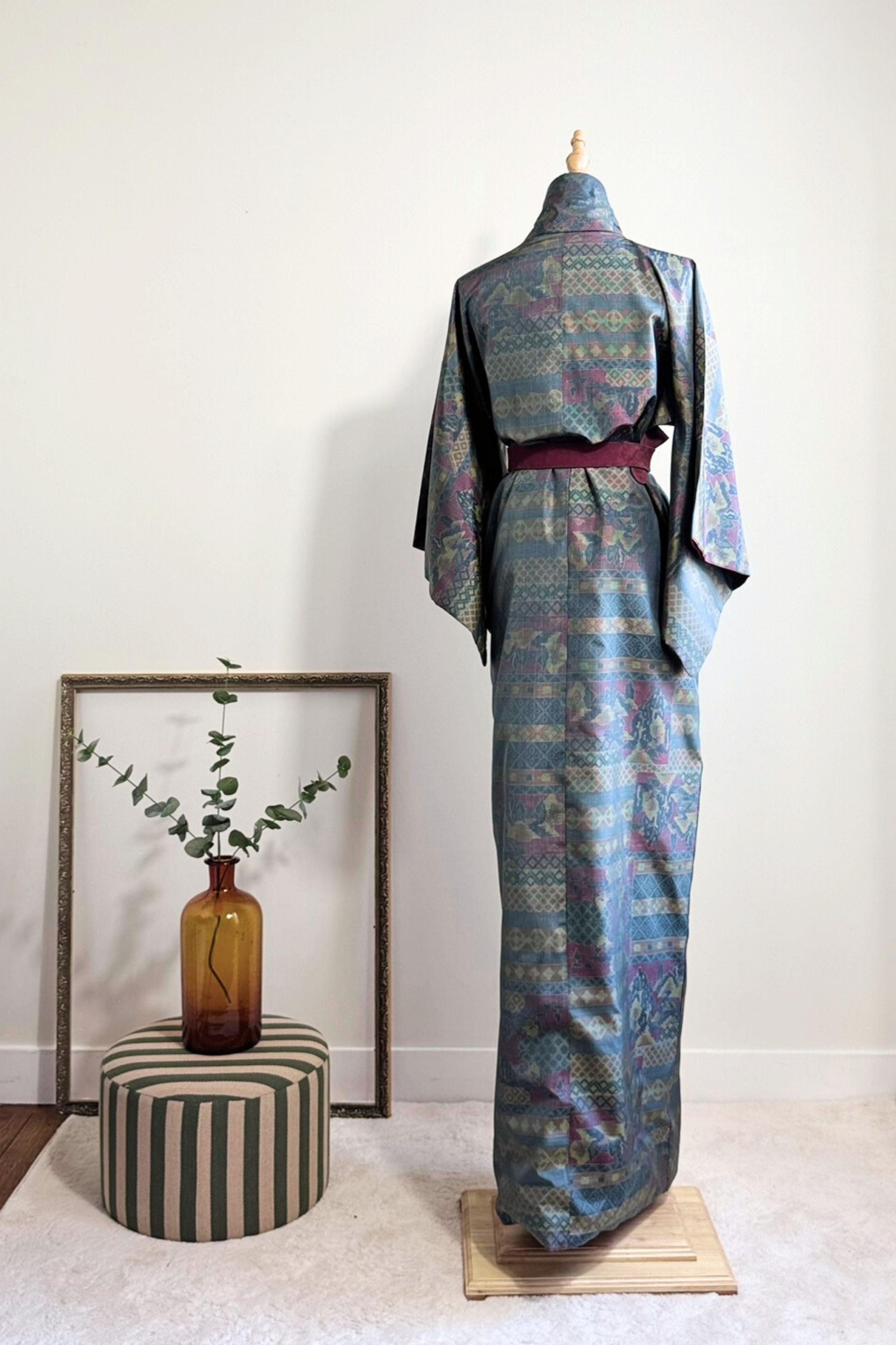 Kimono long en soie bleu vert à motifs géométriques