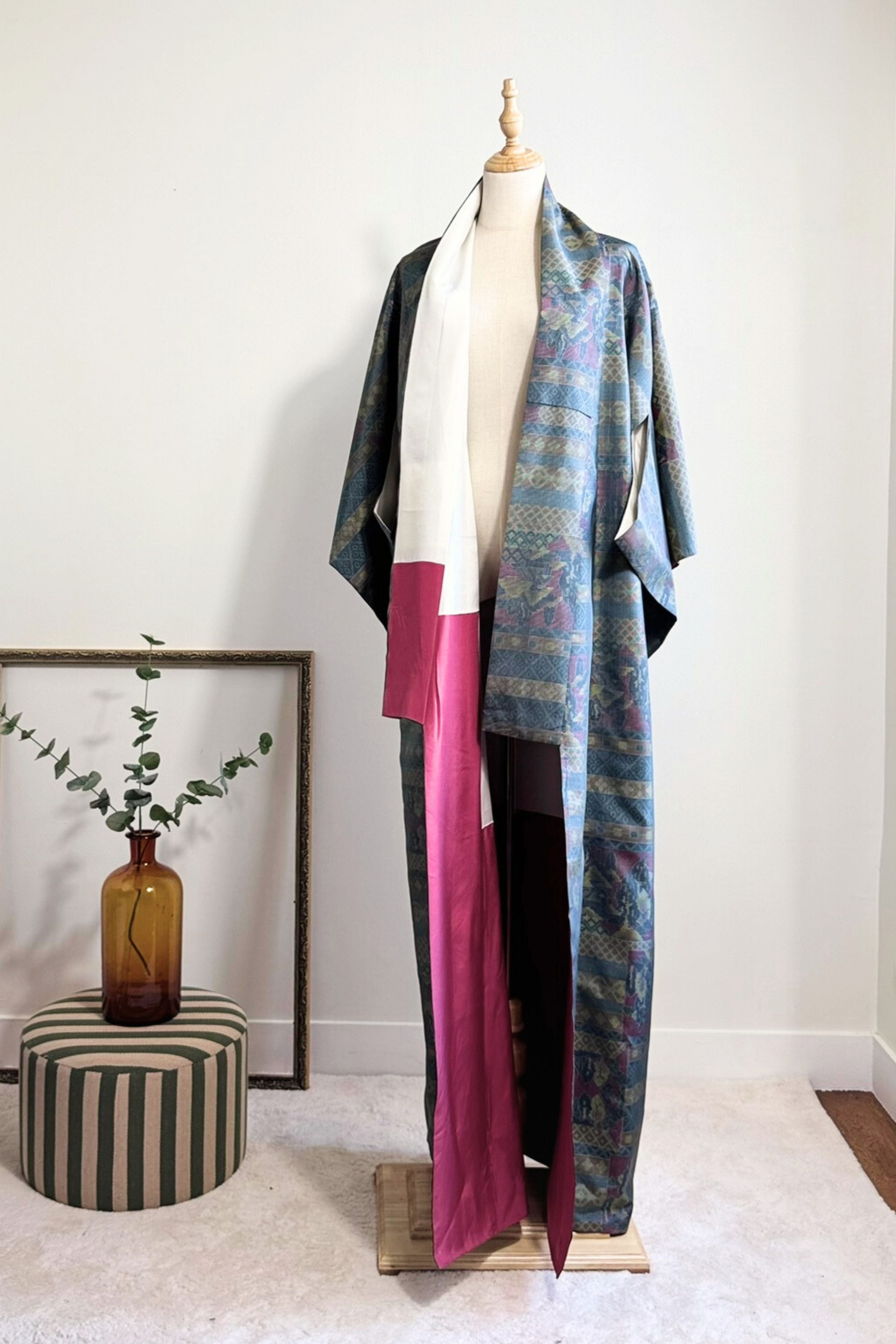 Kimono long en soie bleu vert à motifs géométriques