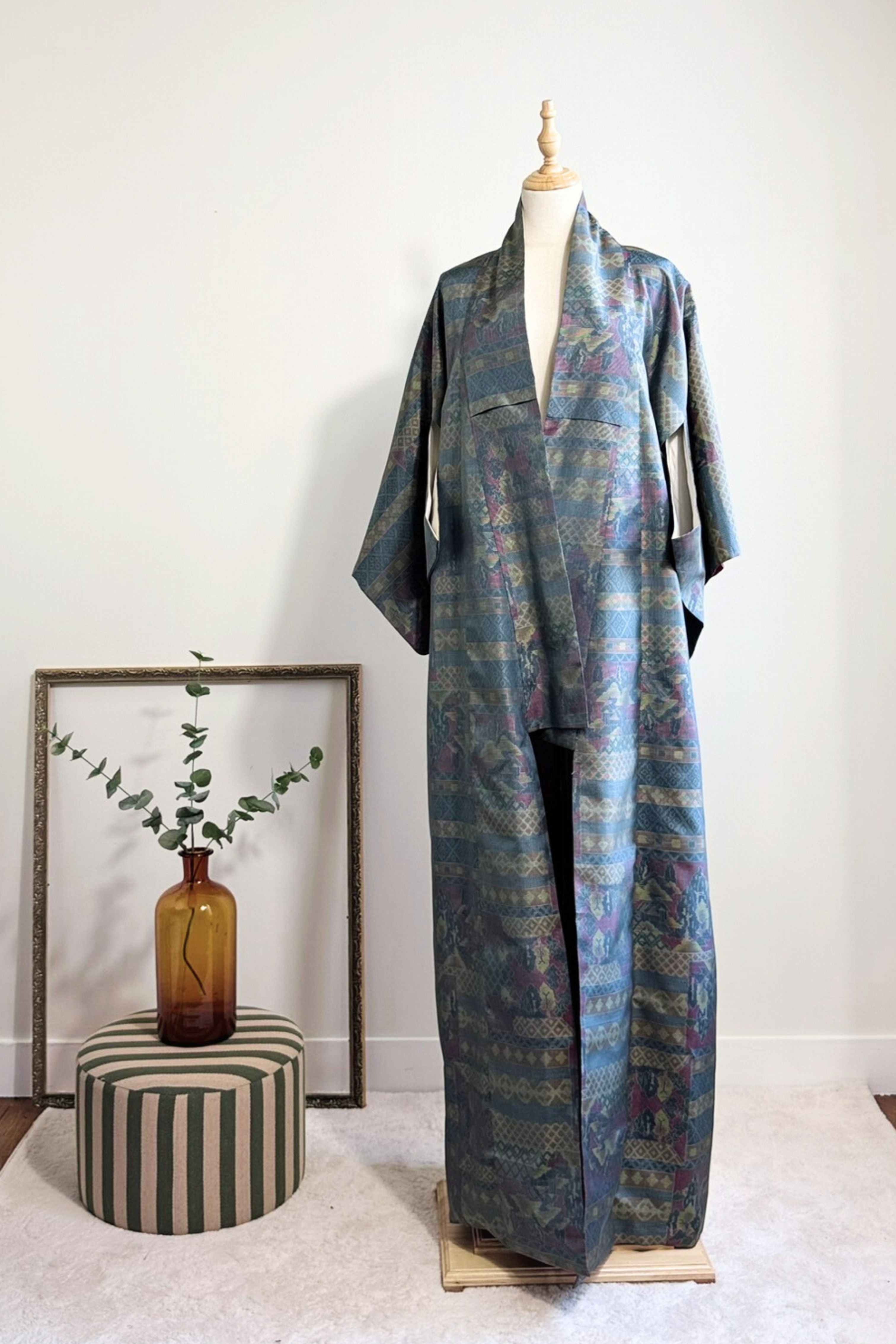 Kimono long en soie bleu vert à motifs géométriques