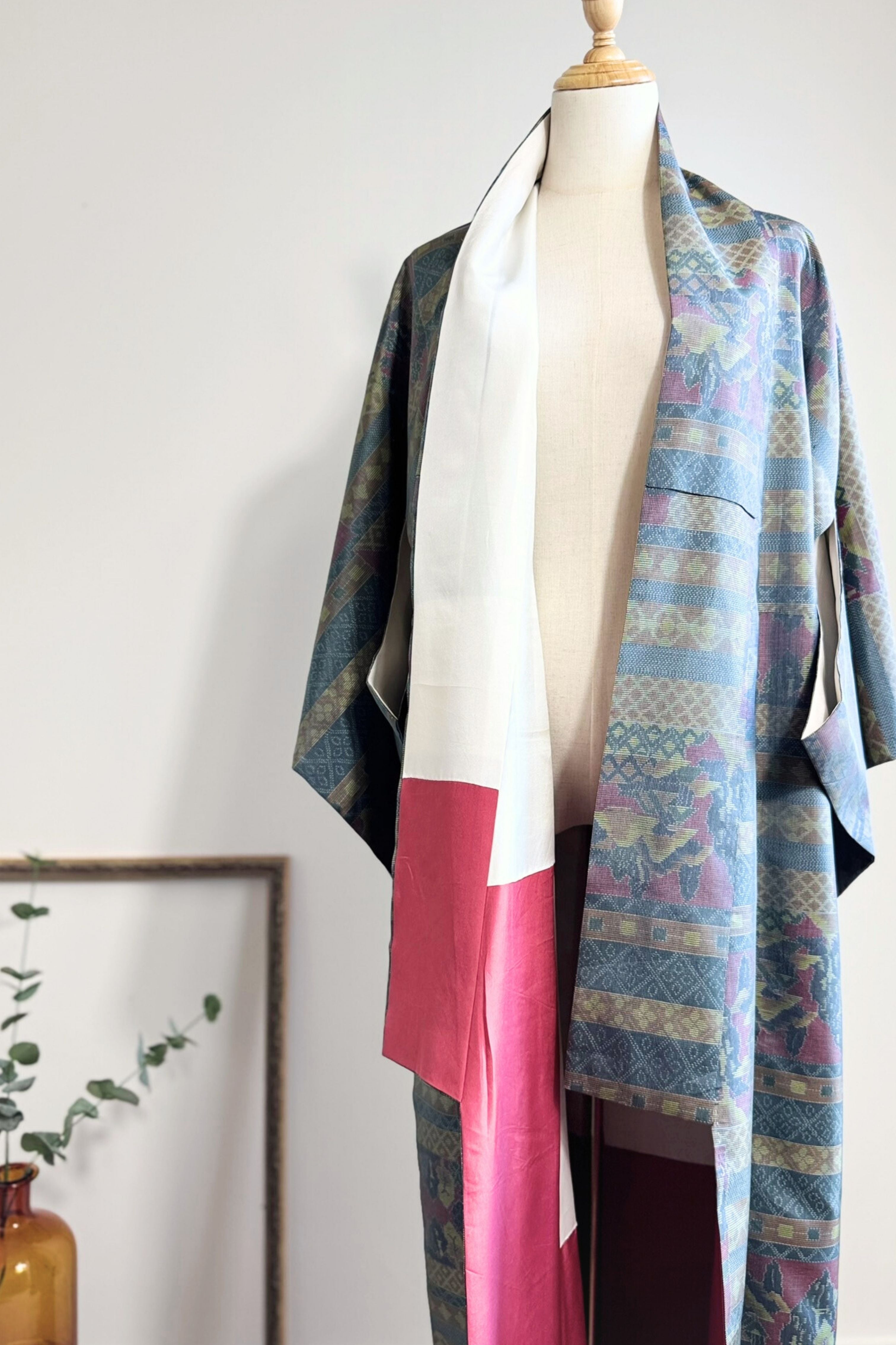 Kimono long en soie bleu vert à motifs géométriques