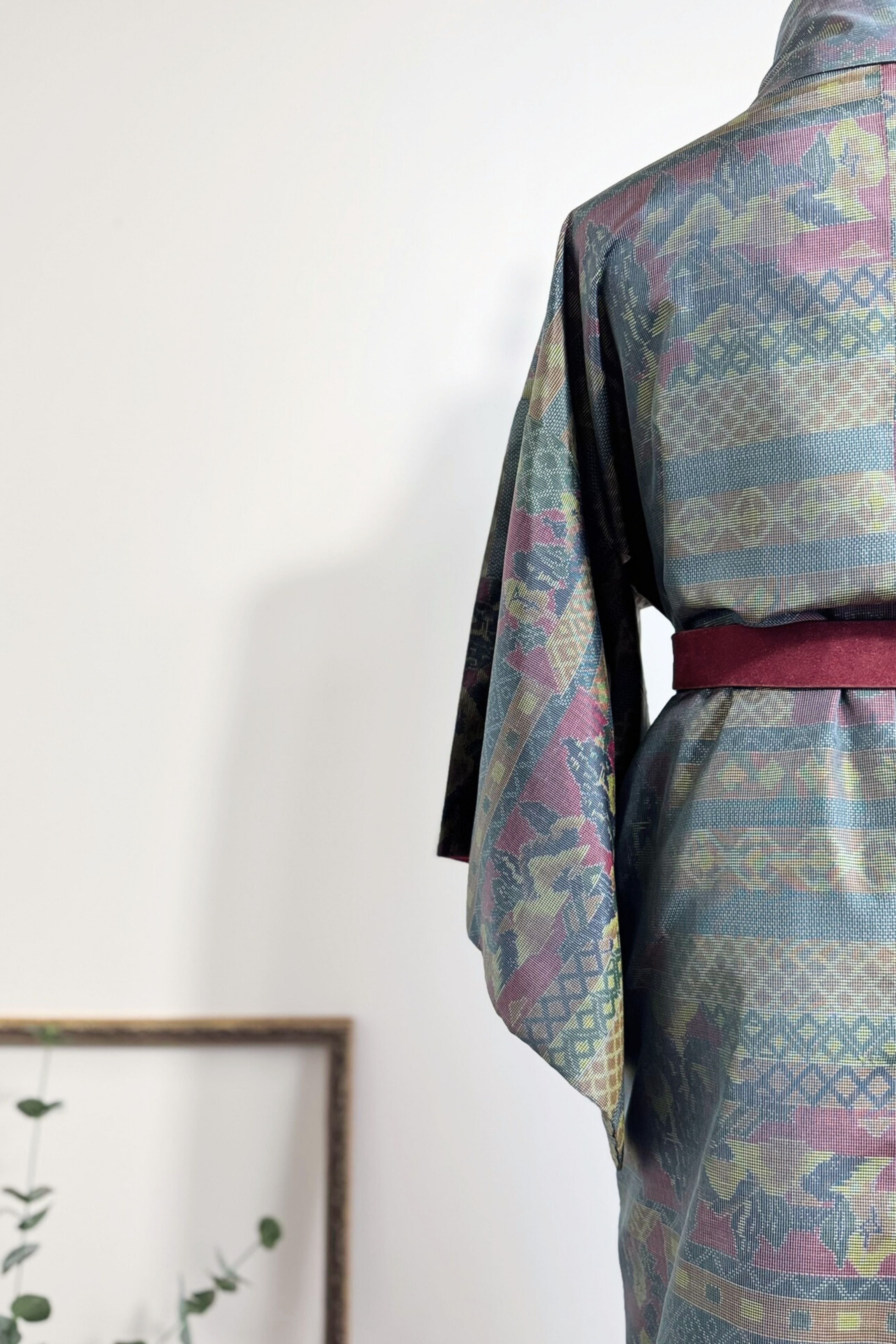 Kimono long en soie bleu vert à motifs géométriques