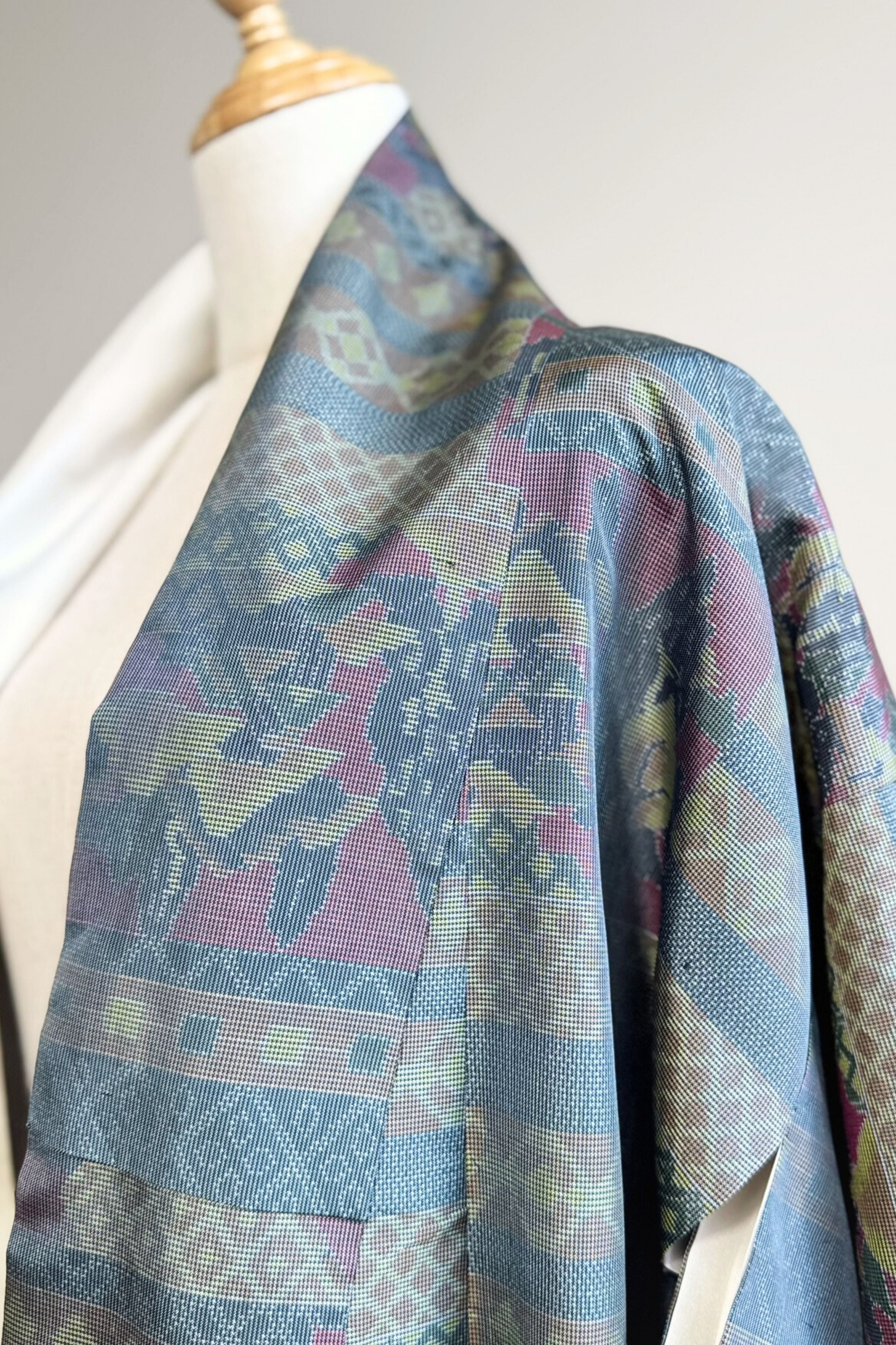 Kimono long en soie bleu vert à motifs géométriques