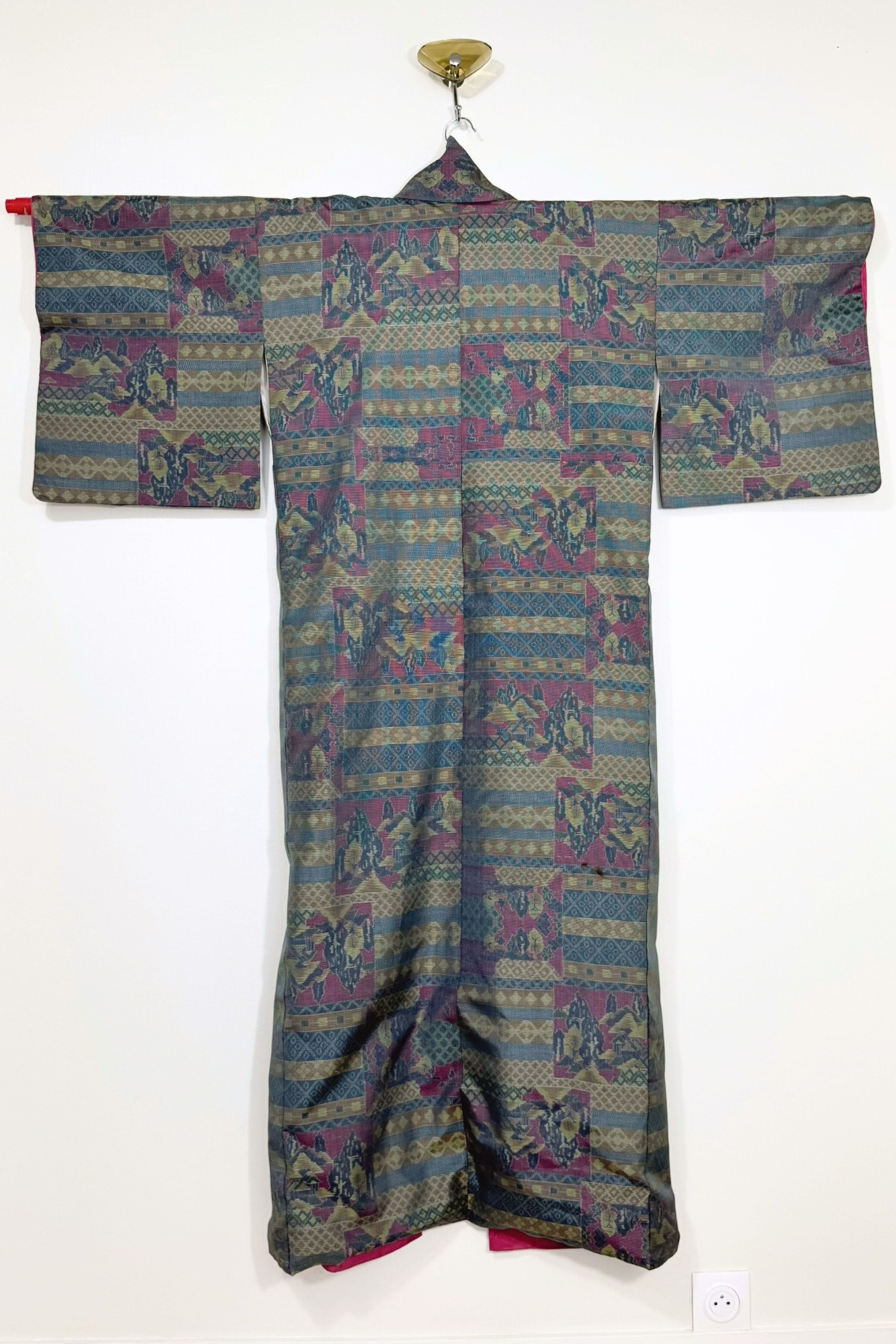 Kimono long en soie bleu vert à motifs géométriques