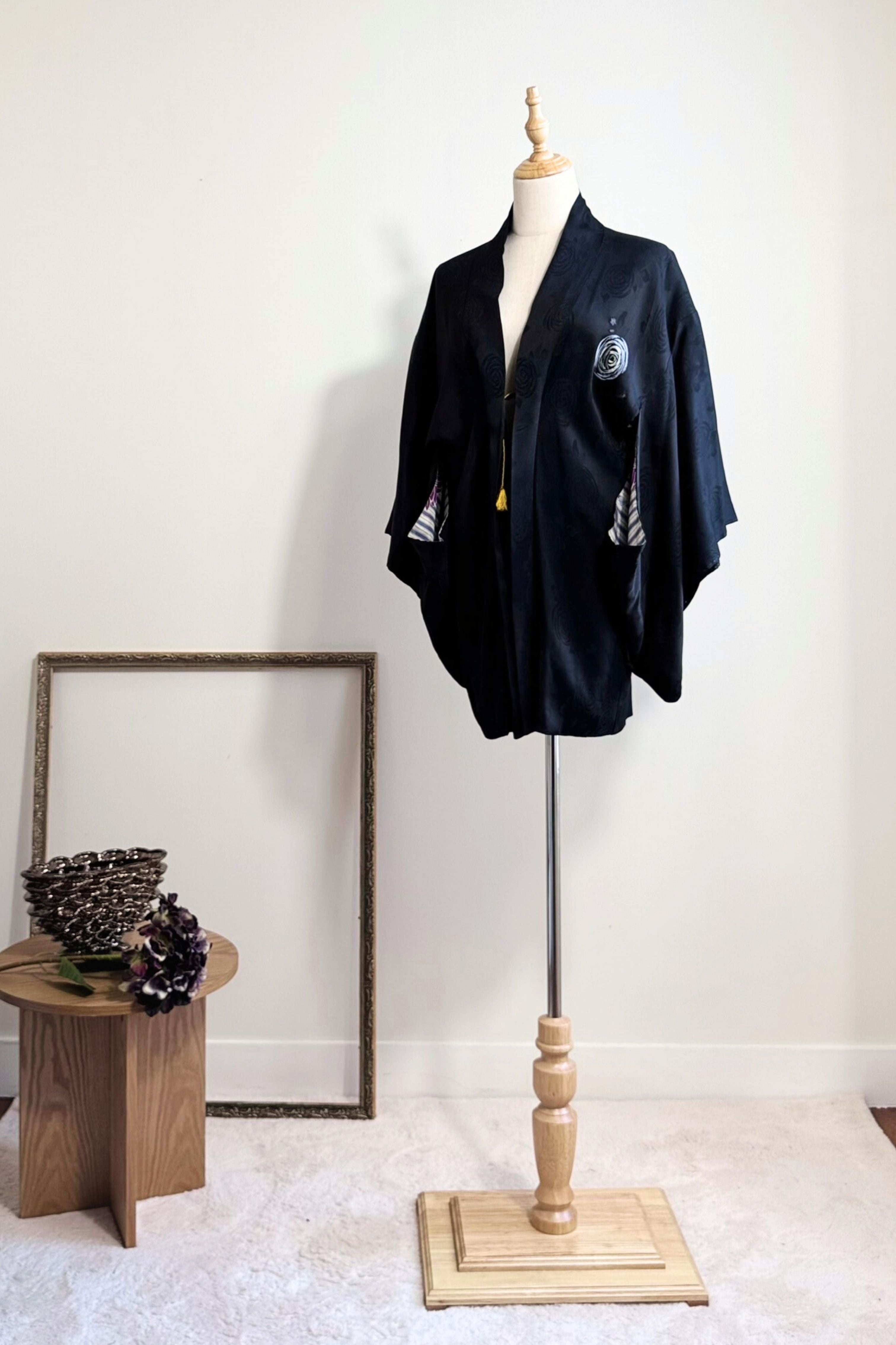 Kimono court en soie noir à motifs fleurs