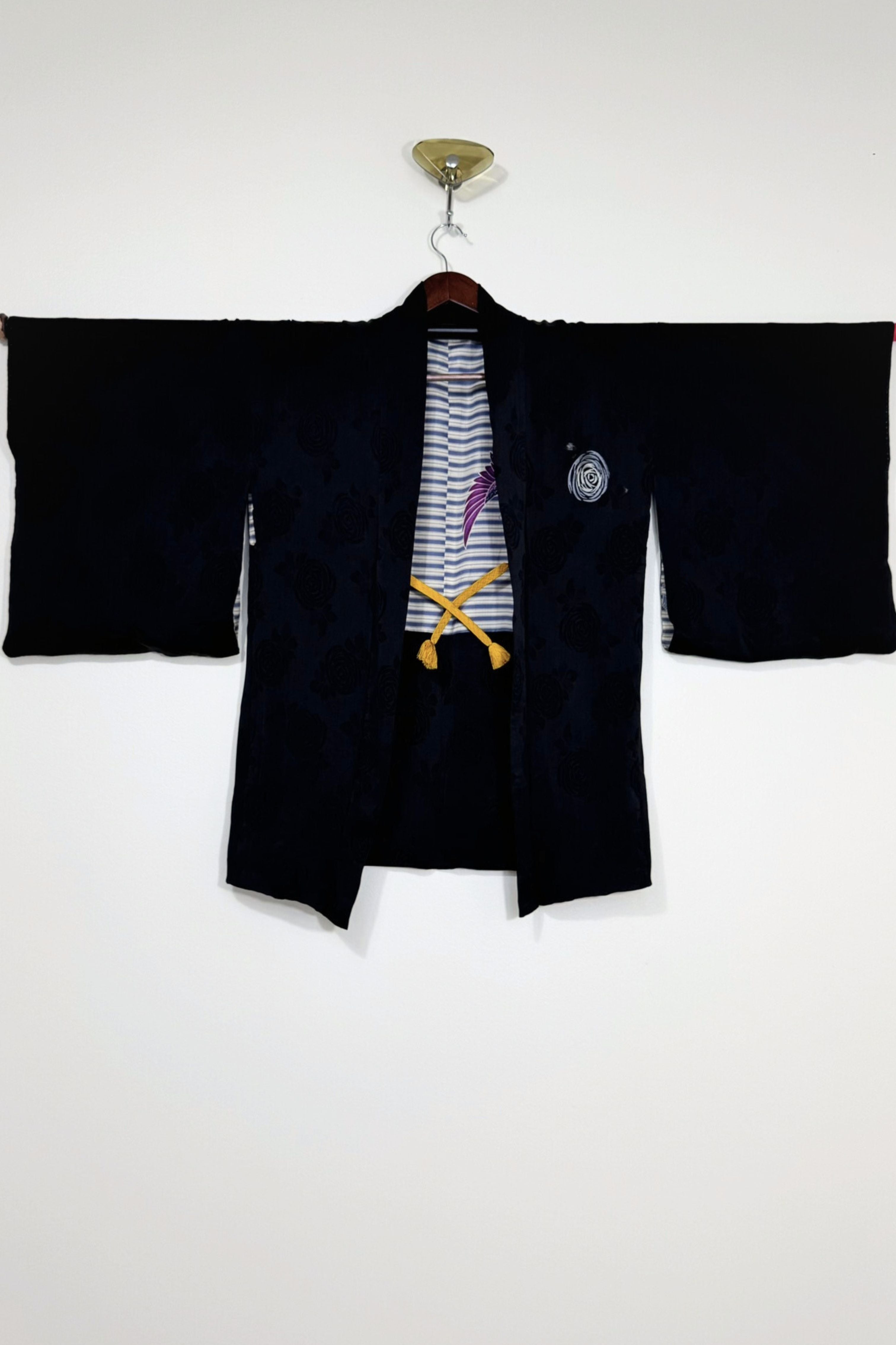 Kimono court en soie noir à motifs fleurs