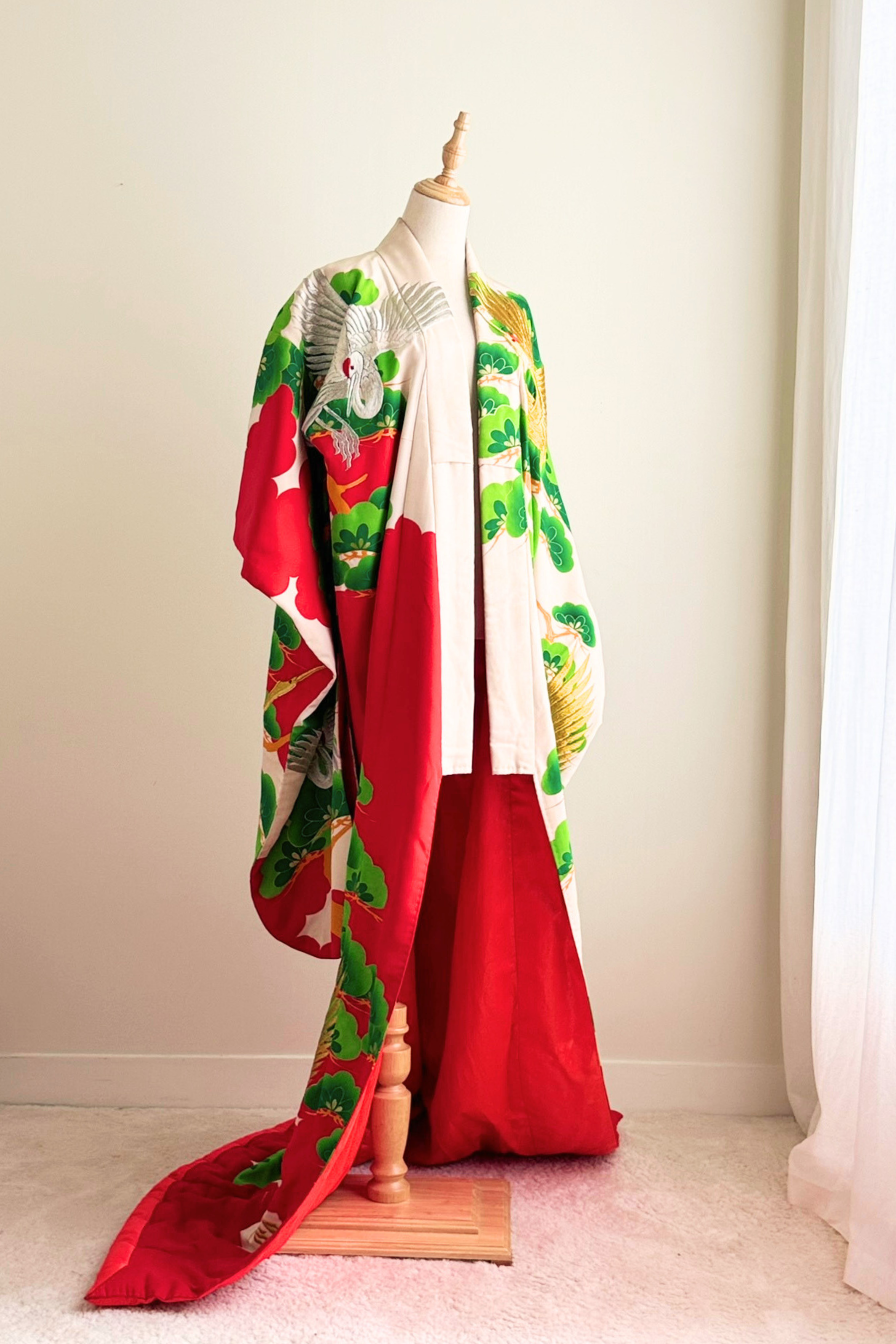 Kimono long de cérémonie en soie beige & rouge brodé d'or