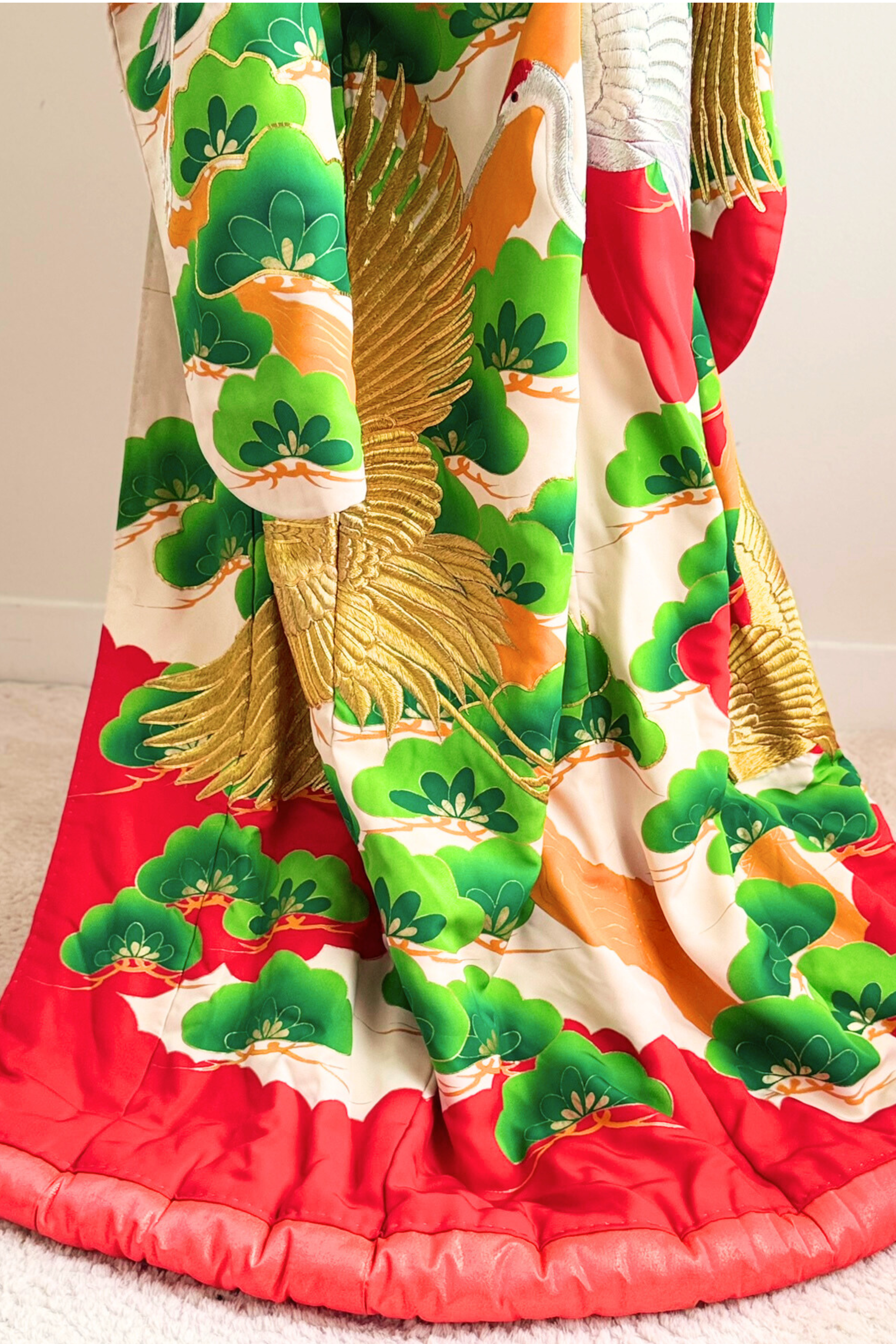 Kimono long de cérémonie en soie beige & rouge brodé d'or