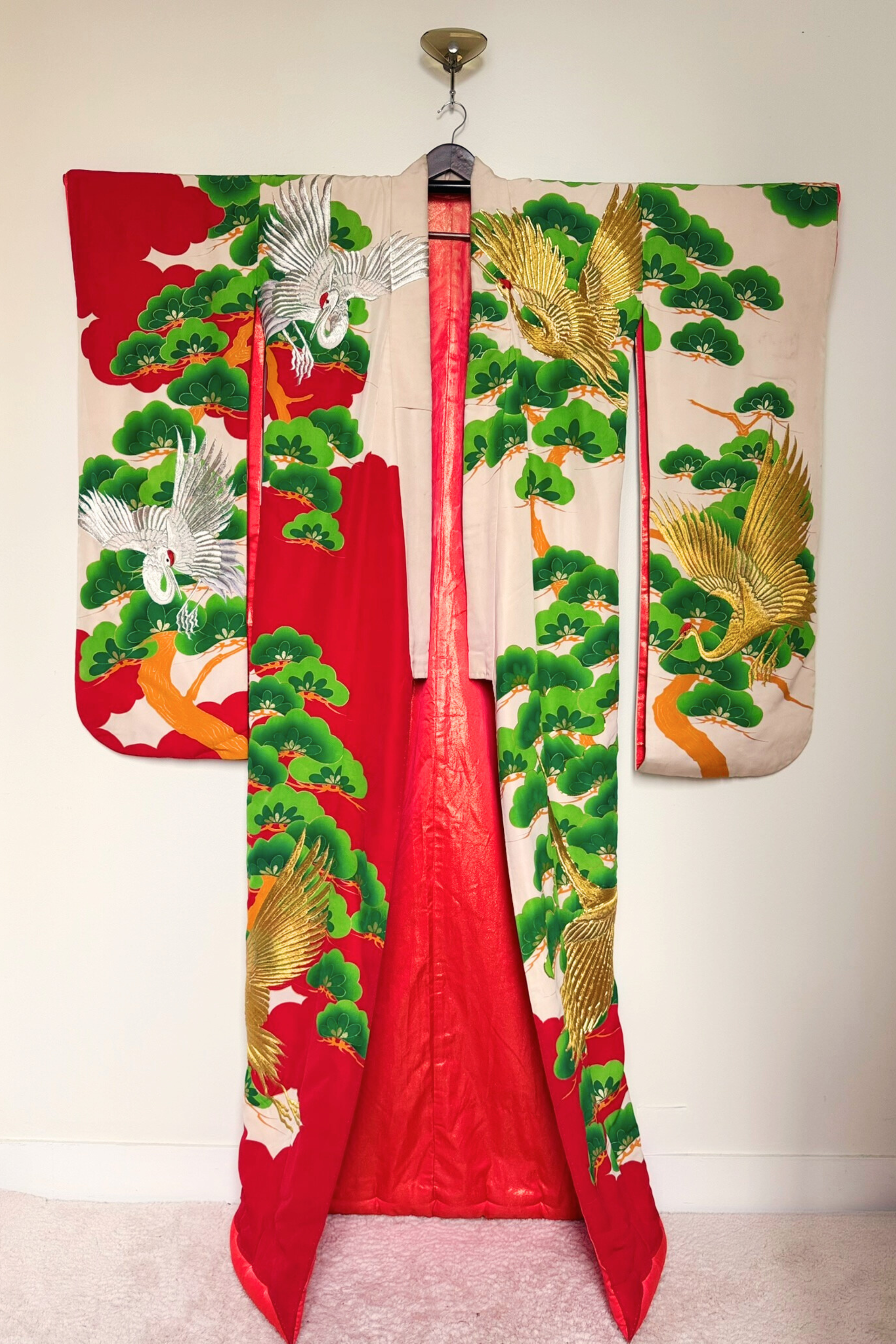 Kimono long de cérémonie en soie beige & rouge brodé d'or