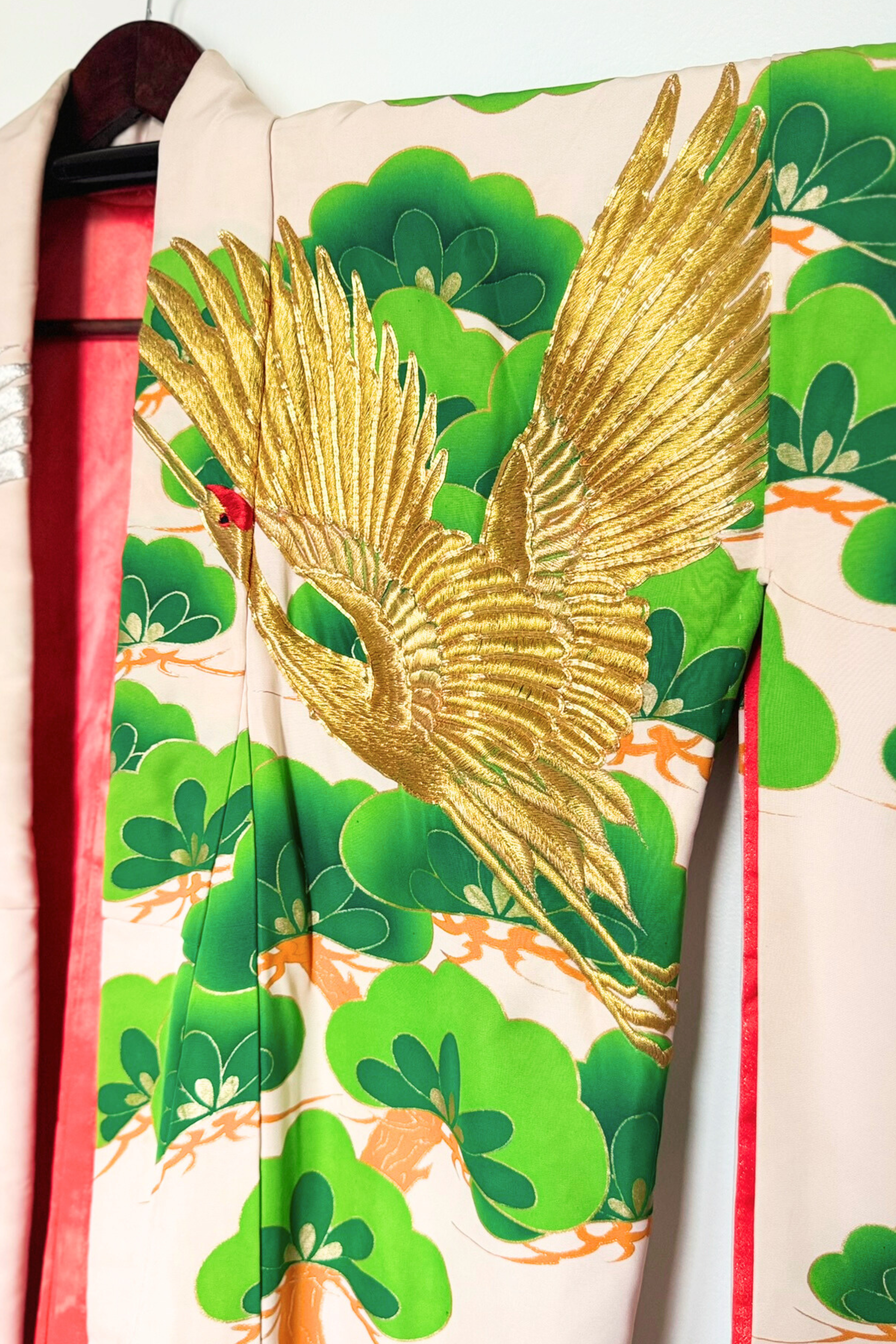 Kimono long de cérémonie en soie beige & rouge brodé d'or