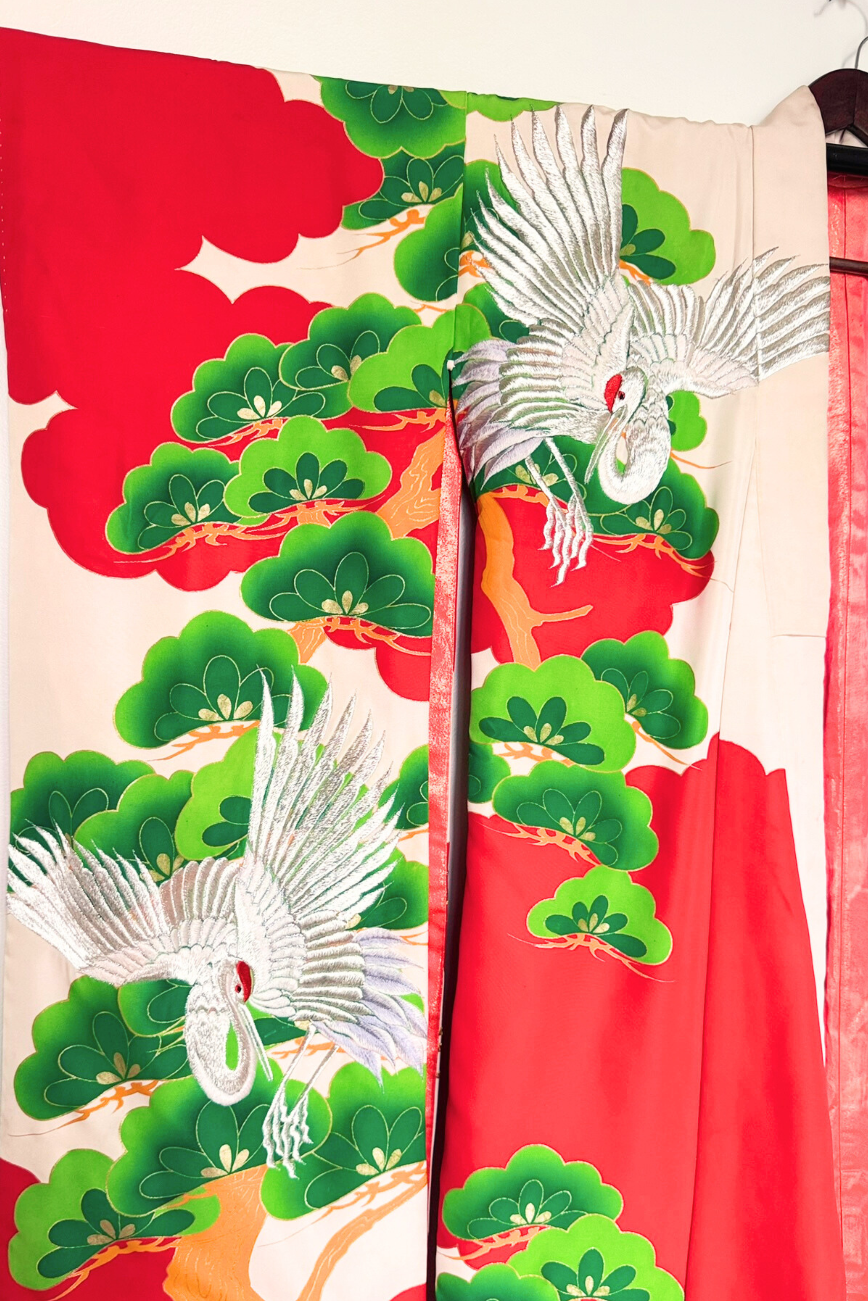 Kimono long de cérémonie en soie beige & rouge brodé d'or