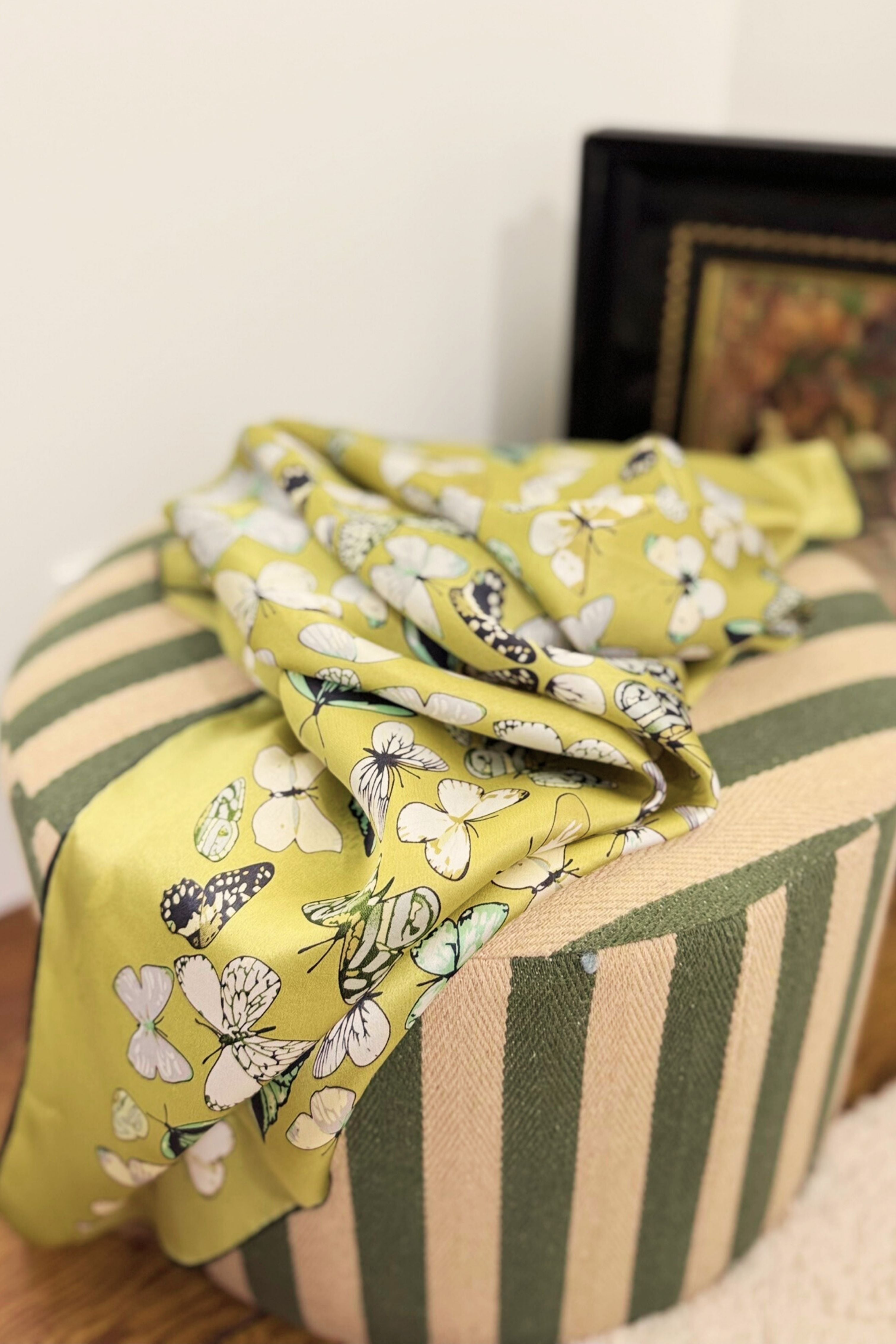 Foulard en soie imprimé papillons ocre