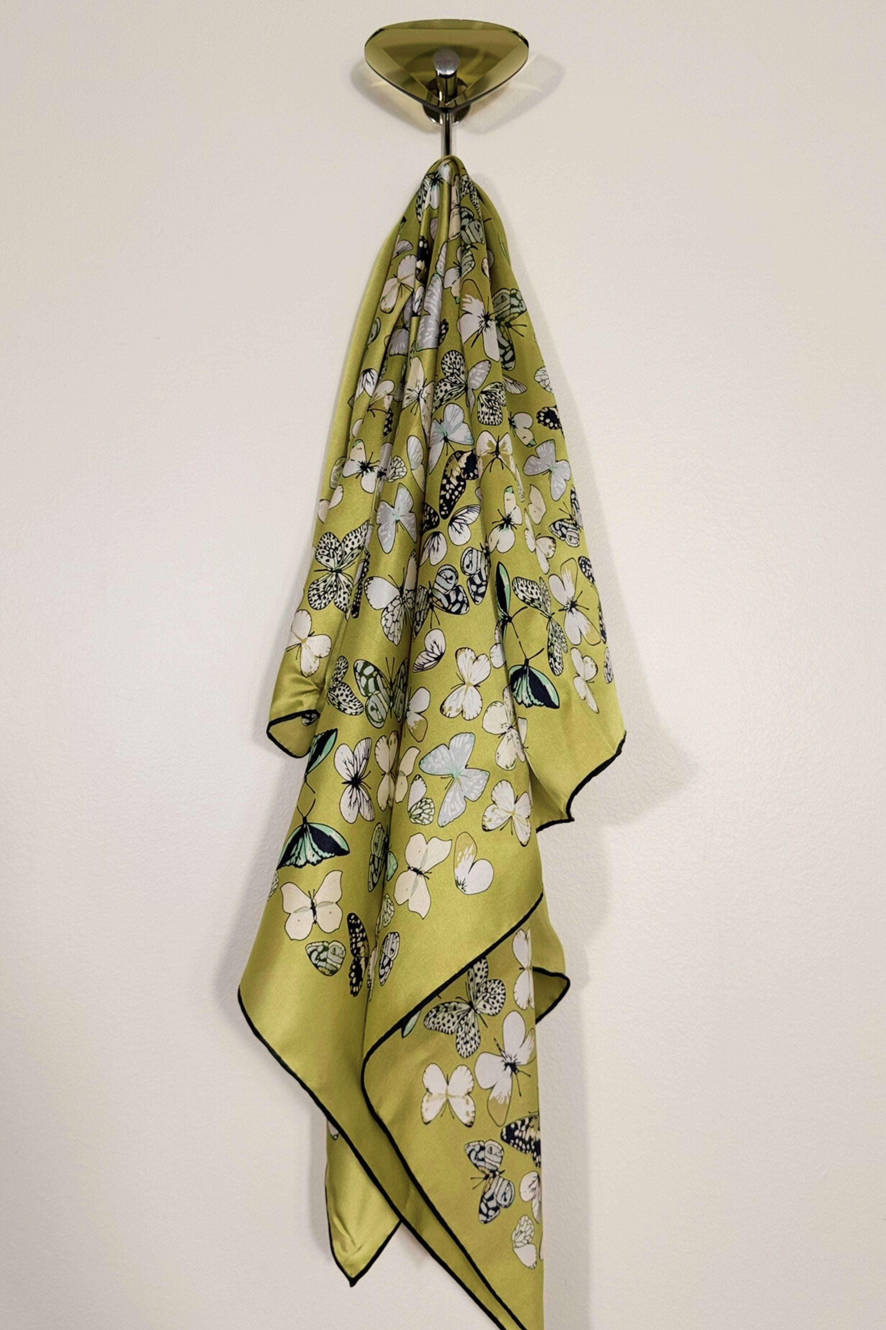Foulard en soie imprimé papillons ocre