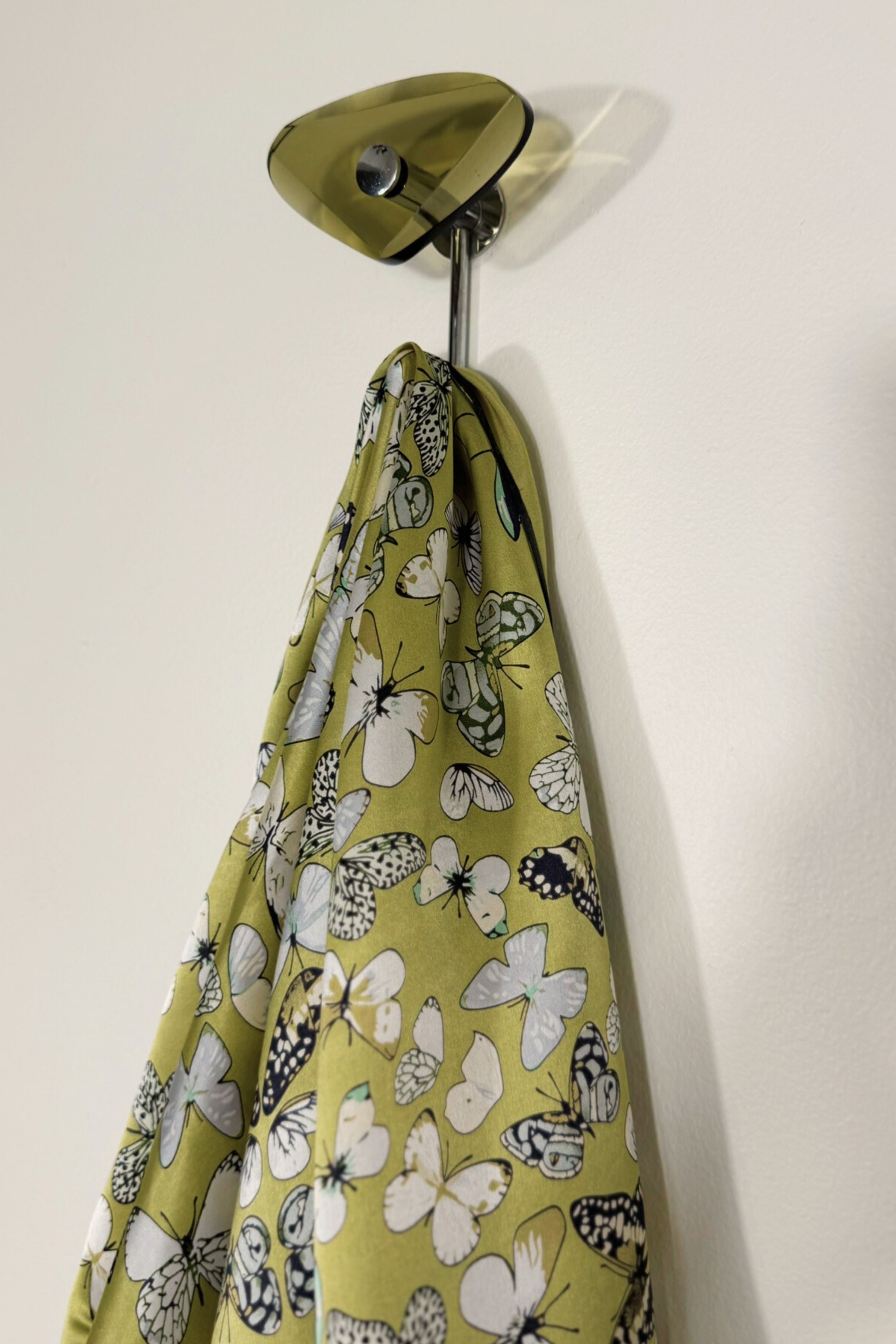 Foulard en soie imprimé papillons ocre