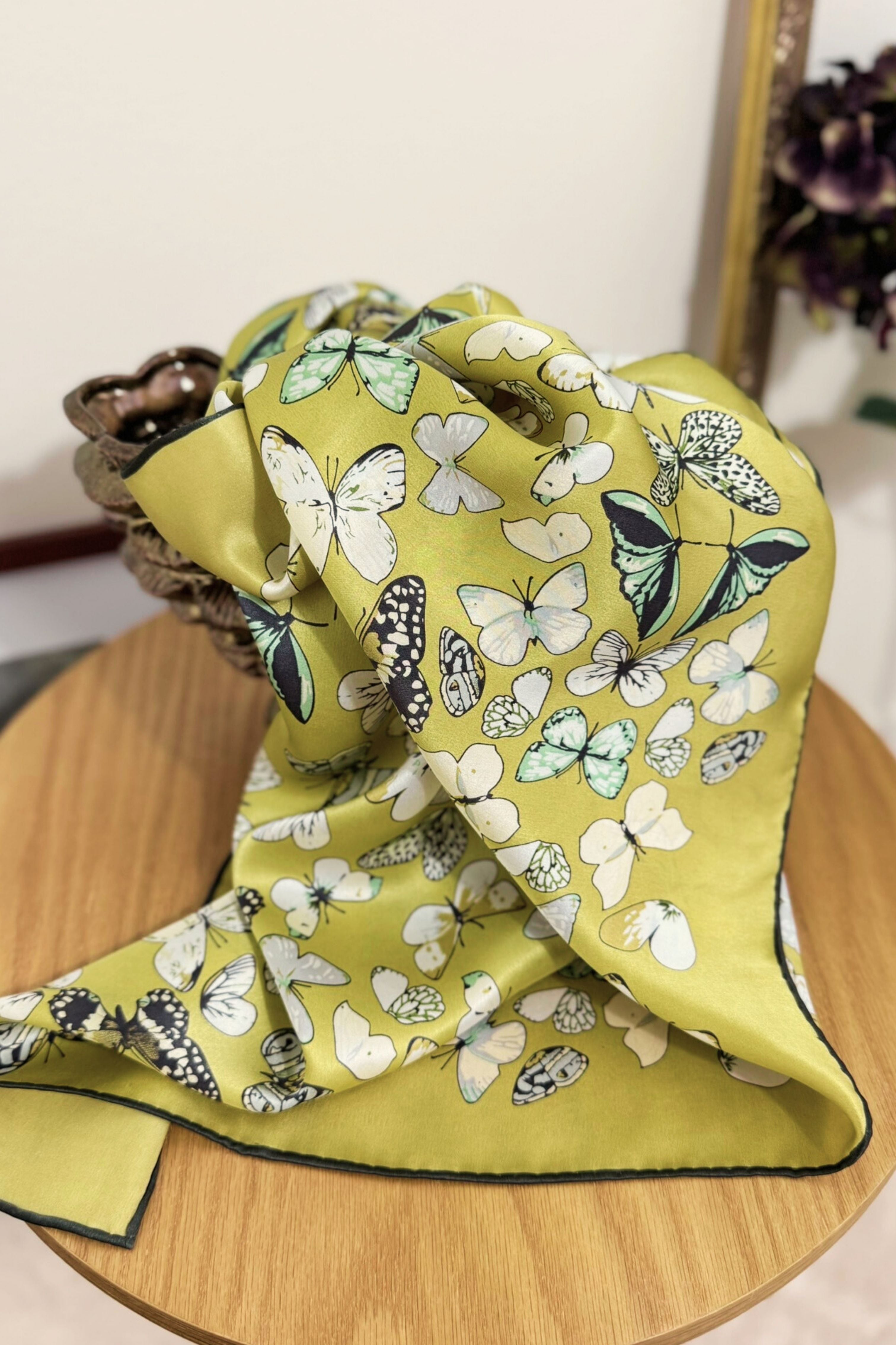 Foulard en soie imprimé papillons ocre