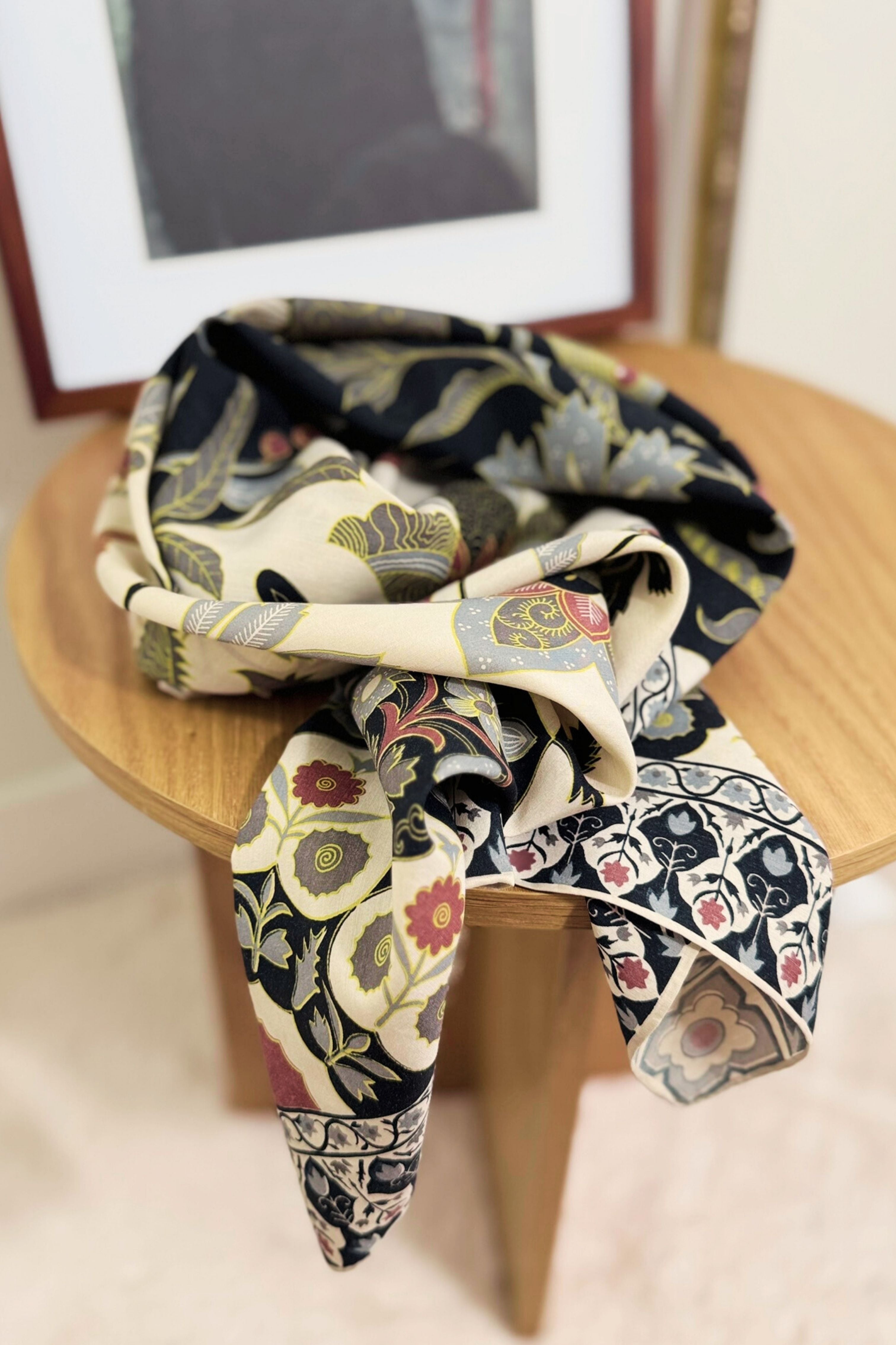 Foulard en soie imprimé fleurs & feuilles marine