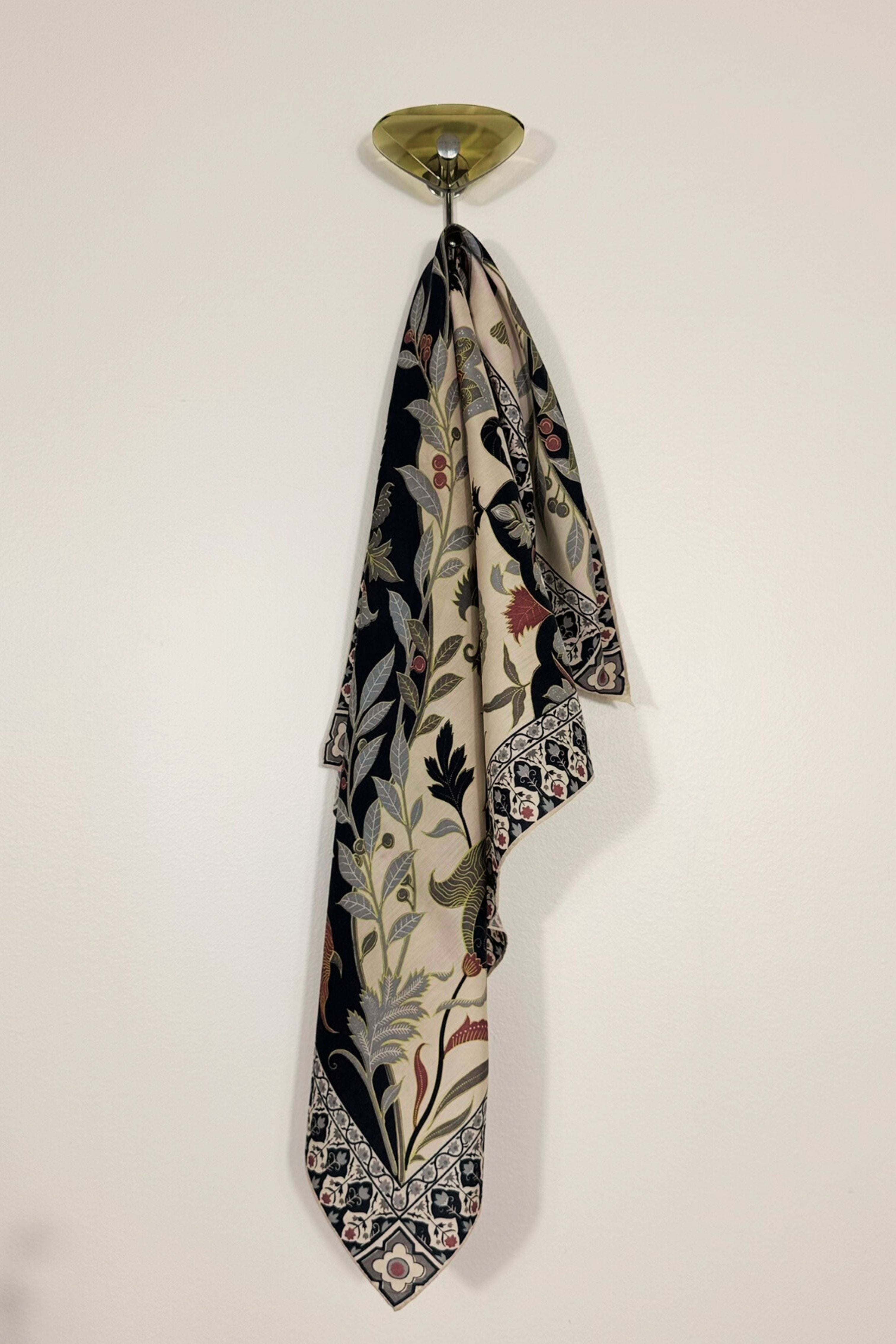 Foulard en soie imprimé fleurs & feuilles marine