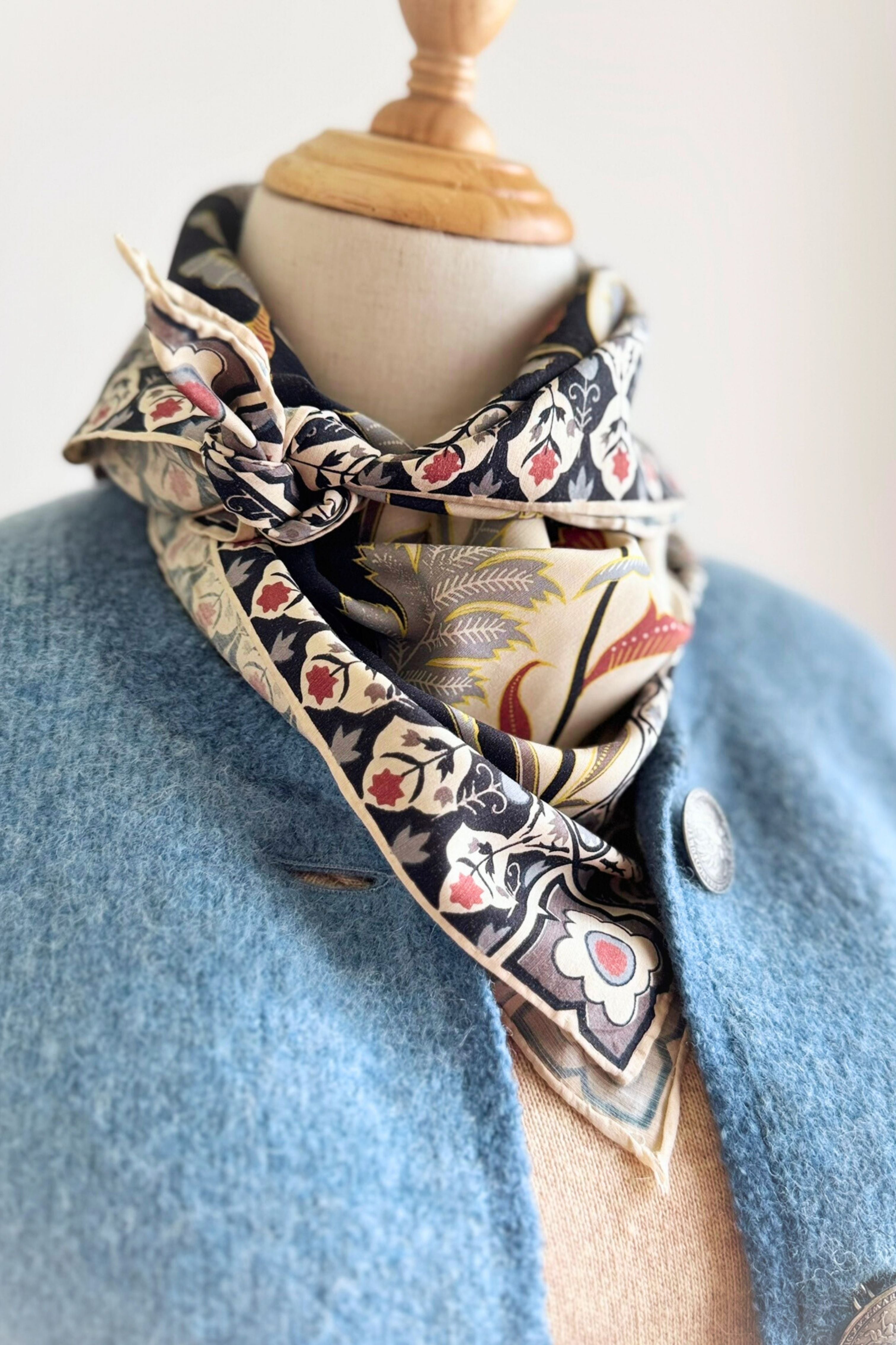 Foulard en soie imprimé fleurs & feuilles marine