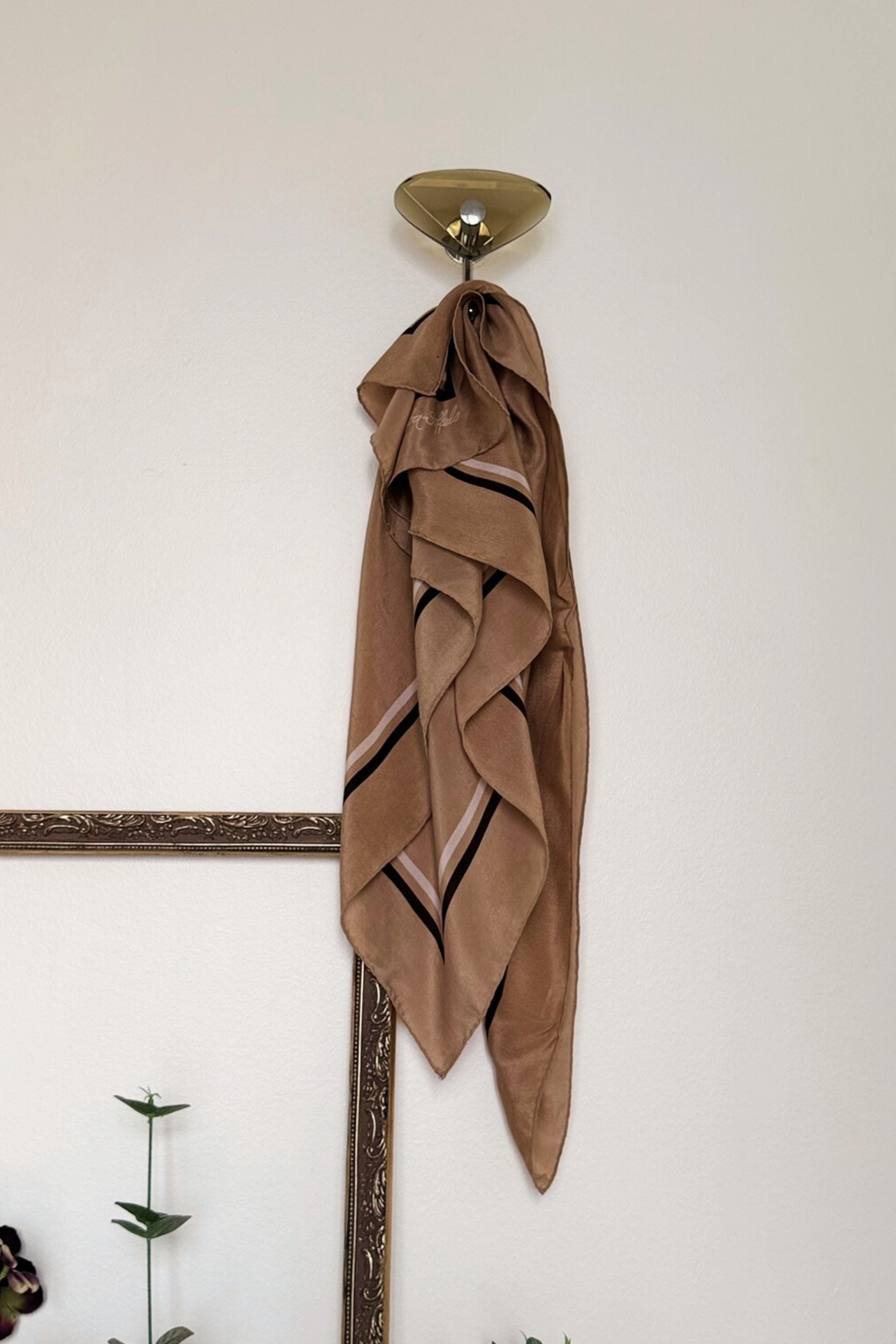 Foulard en soie à rayures camel