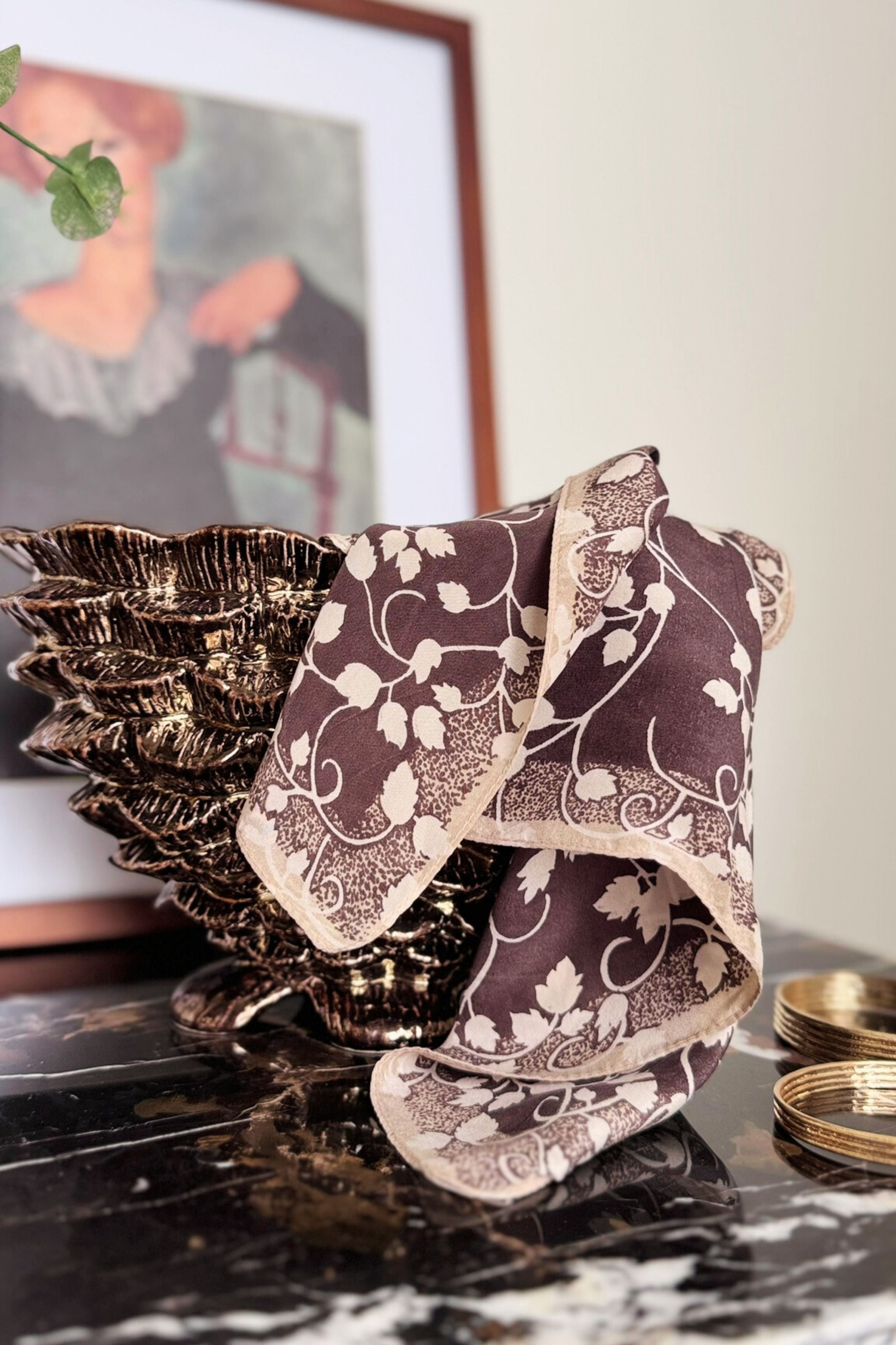 Foulard en soie délicat à motifs feuilles brun