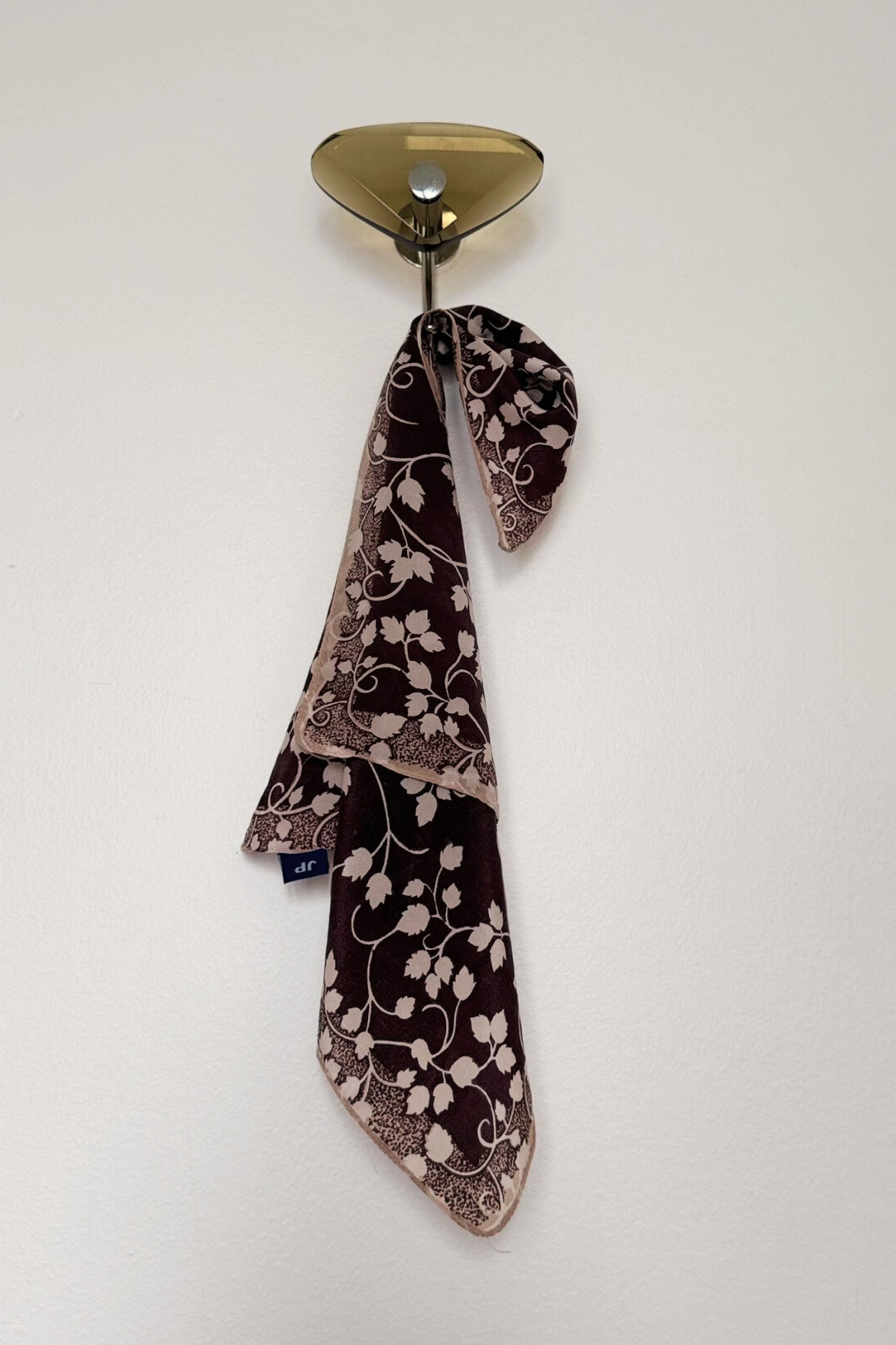 Foulard en soie délicat à motifs feuilles brun