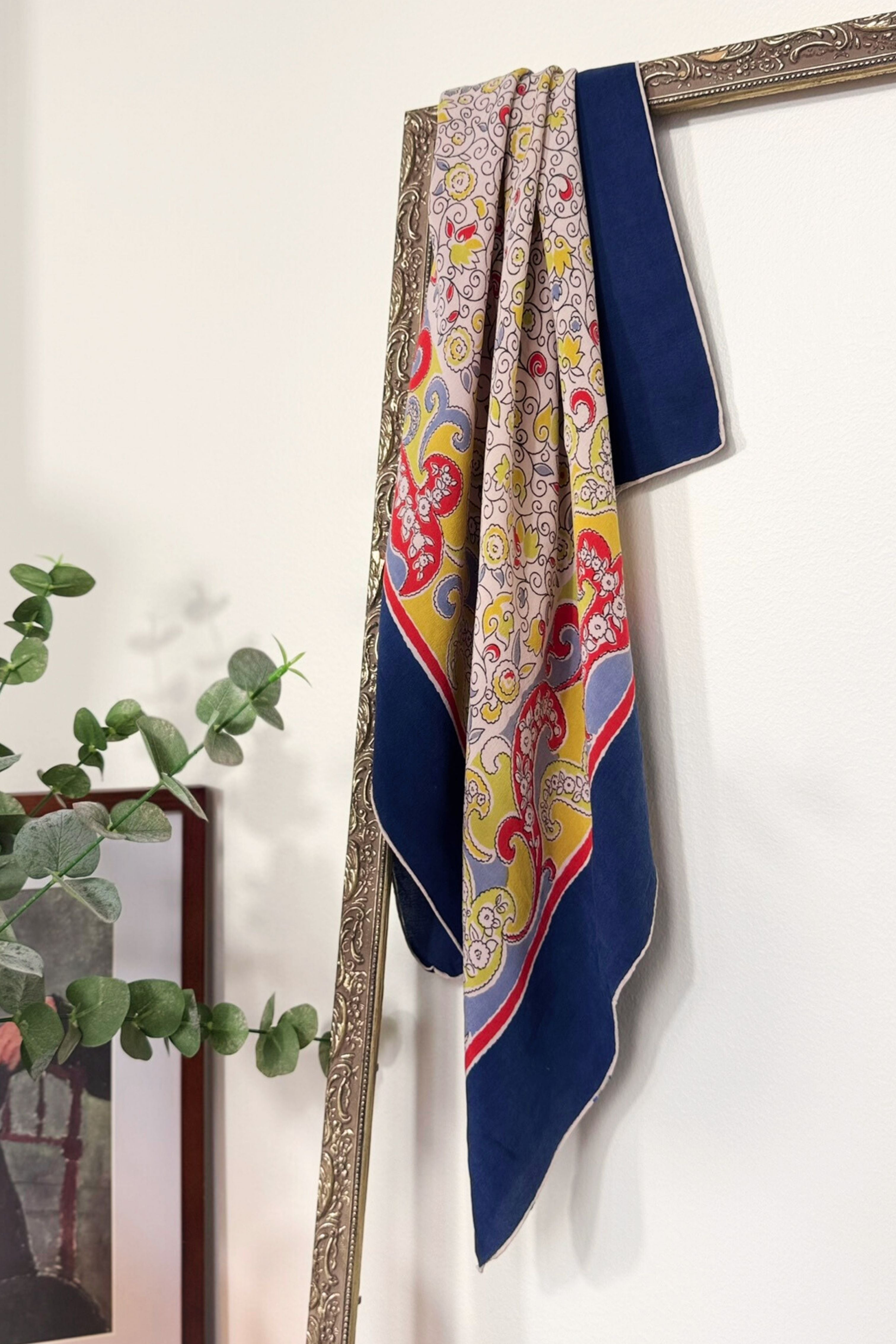Foulard en soie à motif floral marine