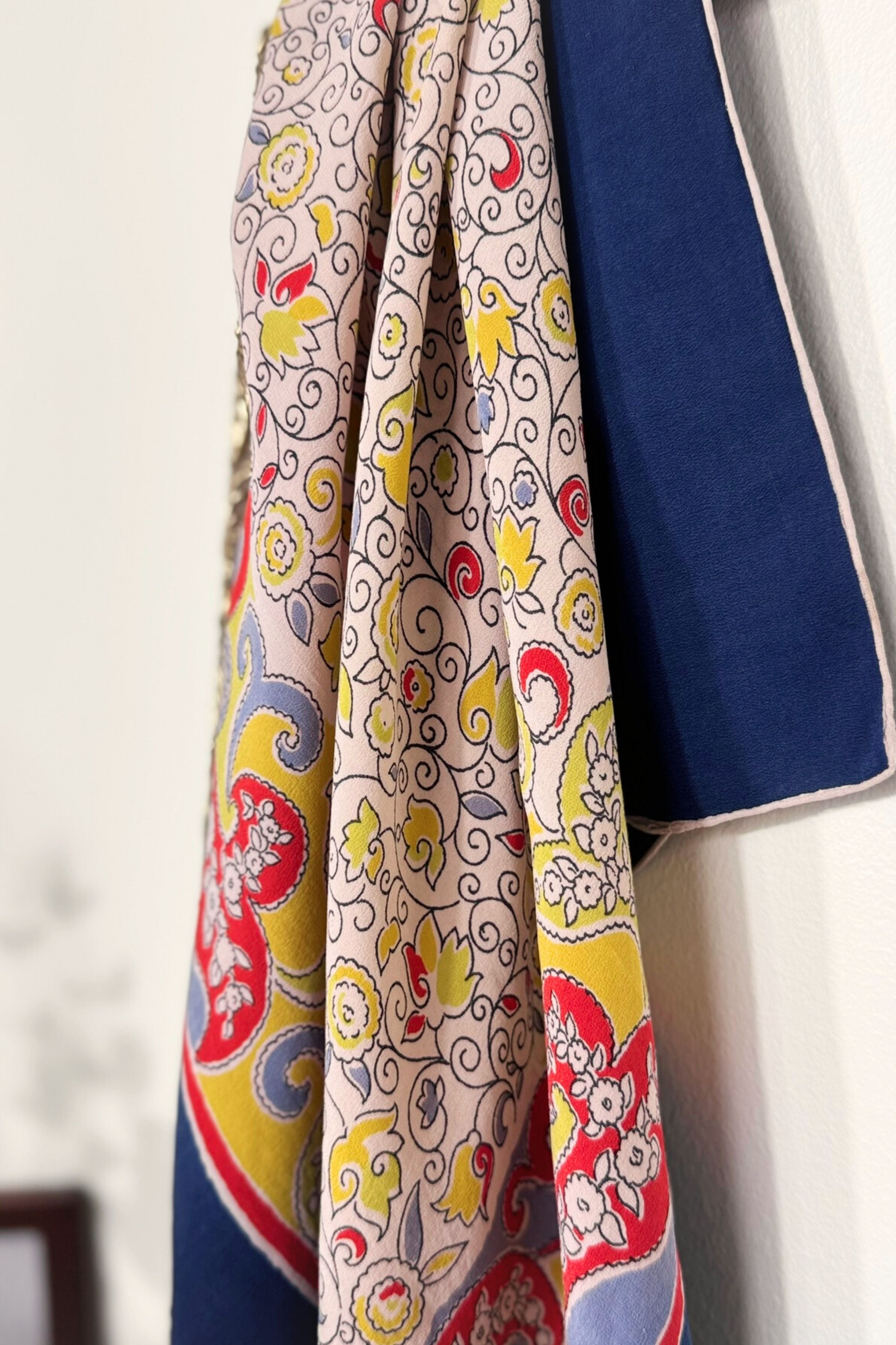 Foulard en soie à motif floral marine