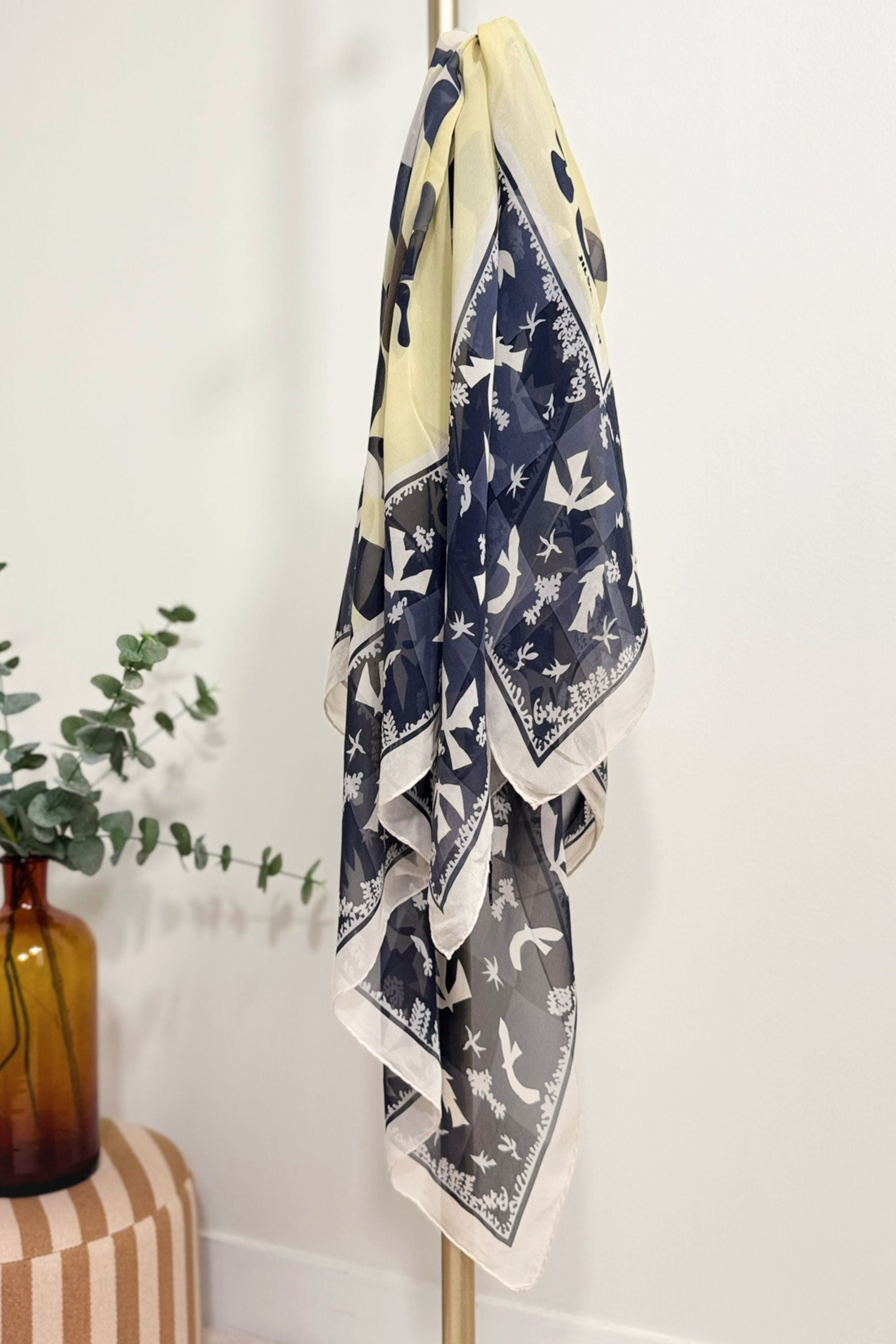 Foulard Jil Sander en soie à motifs colombe gris