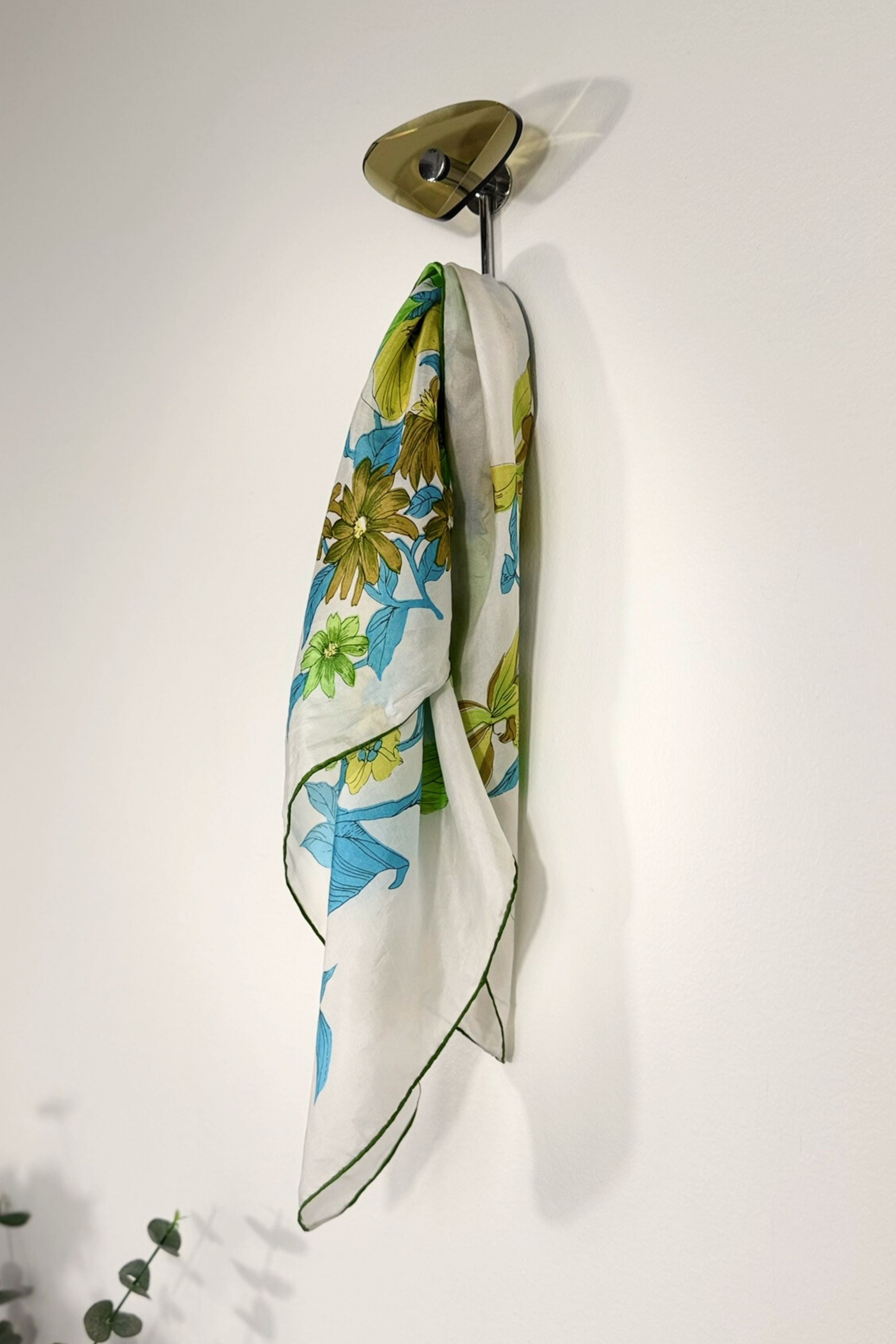 Foulard en soie imprimé fleurs jaunes