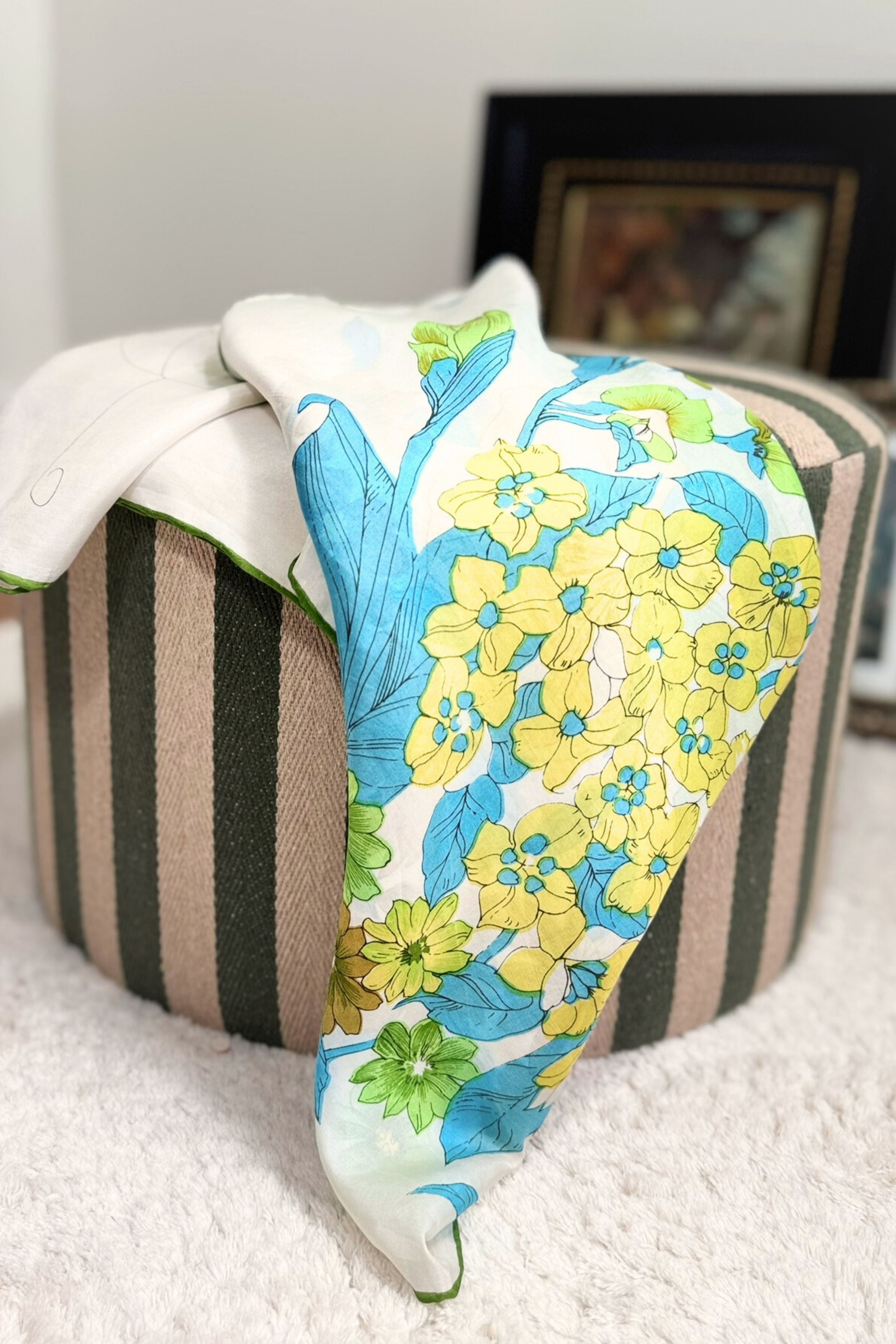Foulard en soie imprimé fleurs jaunes