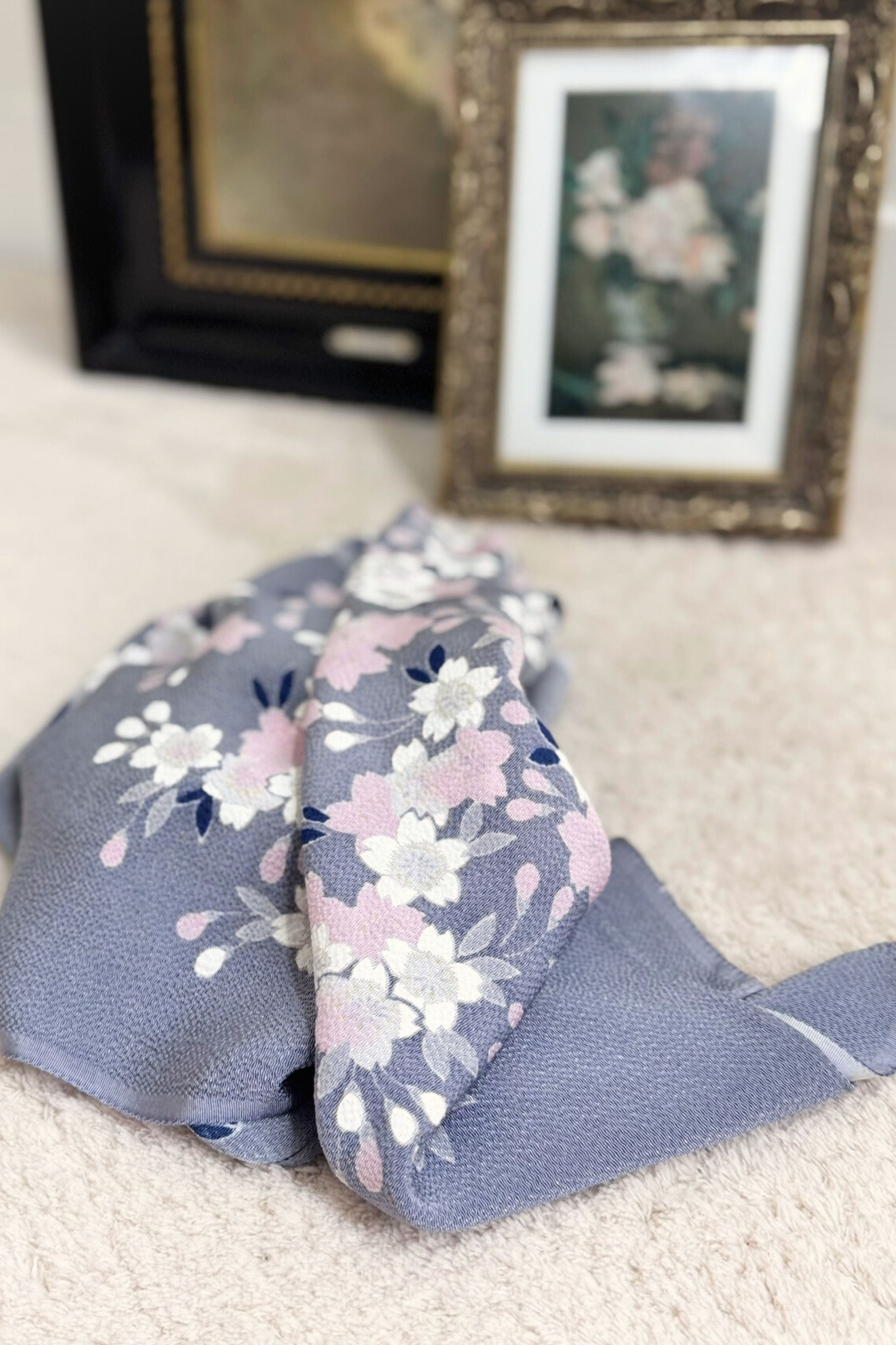 Foulard en soie épaisse à fleurs gris
