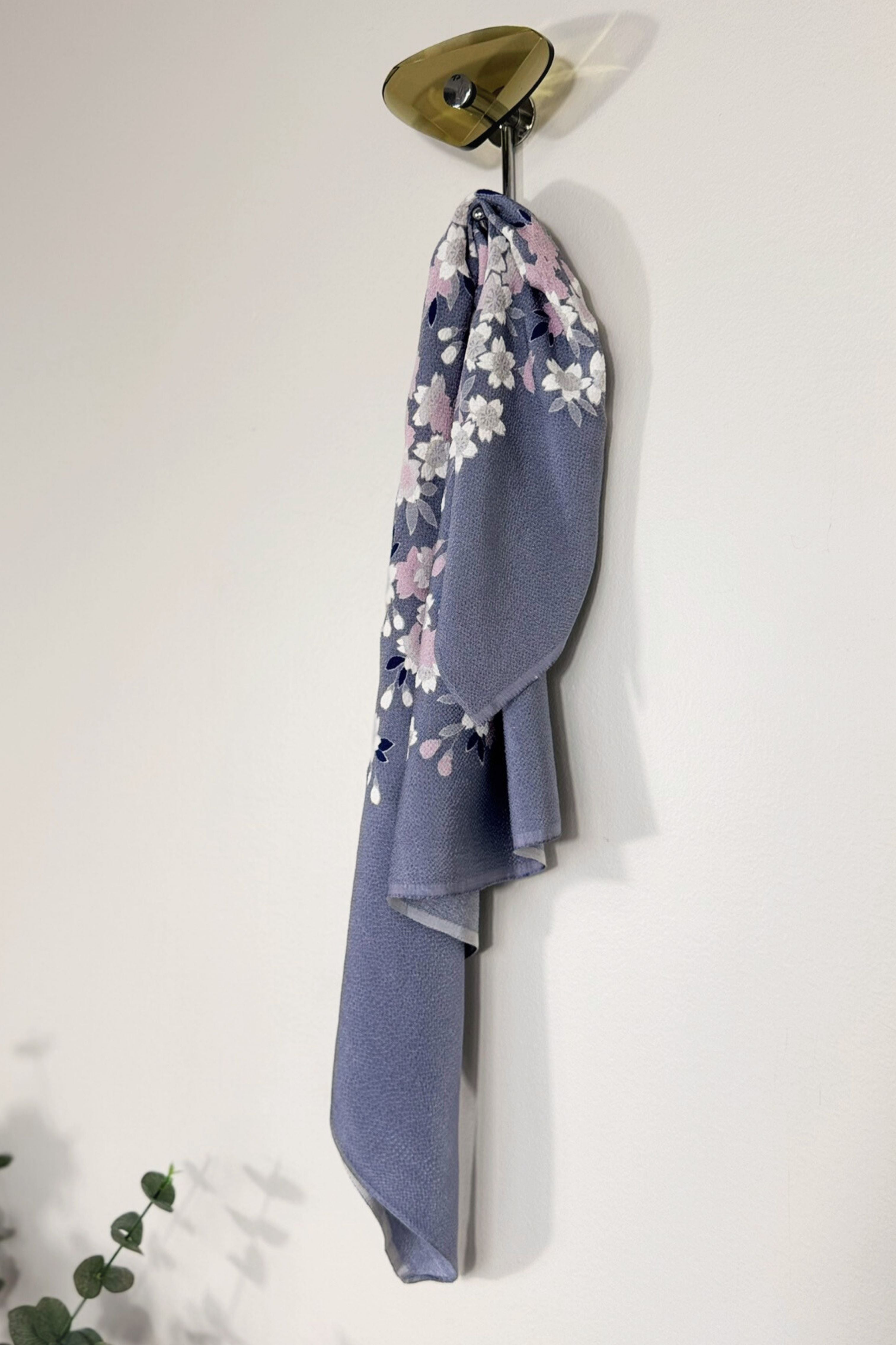 Foulard en soie épaisse à fleurs gris