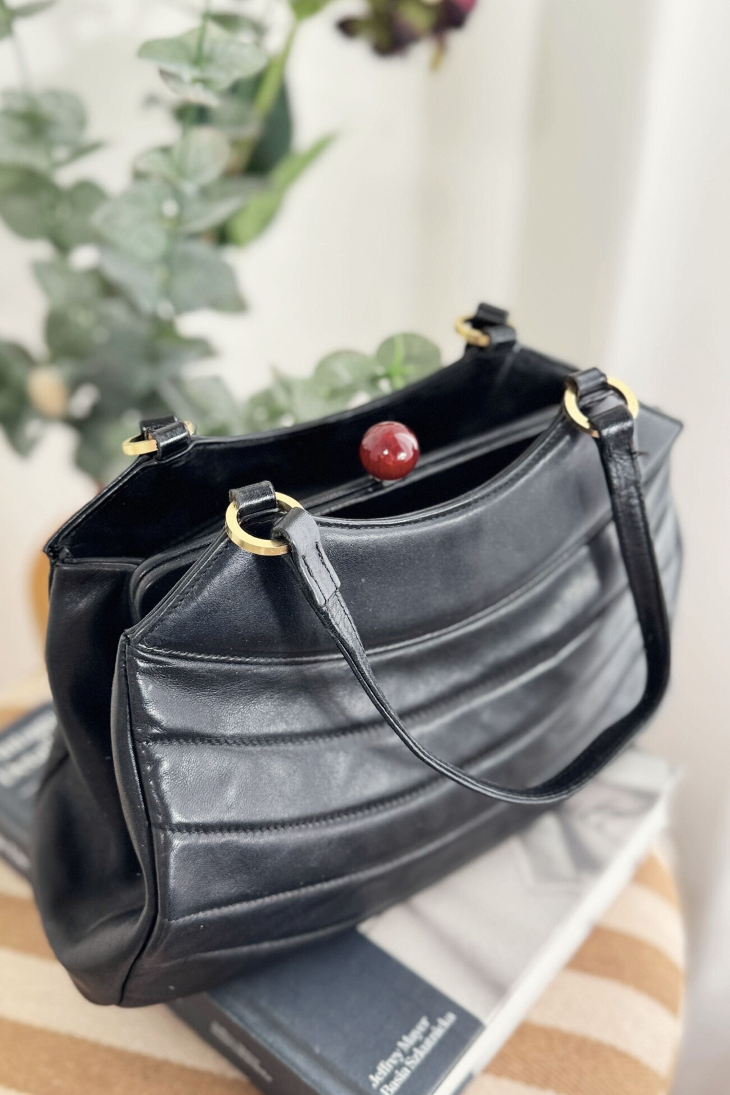 Sac à main matelassé en cuir noir