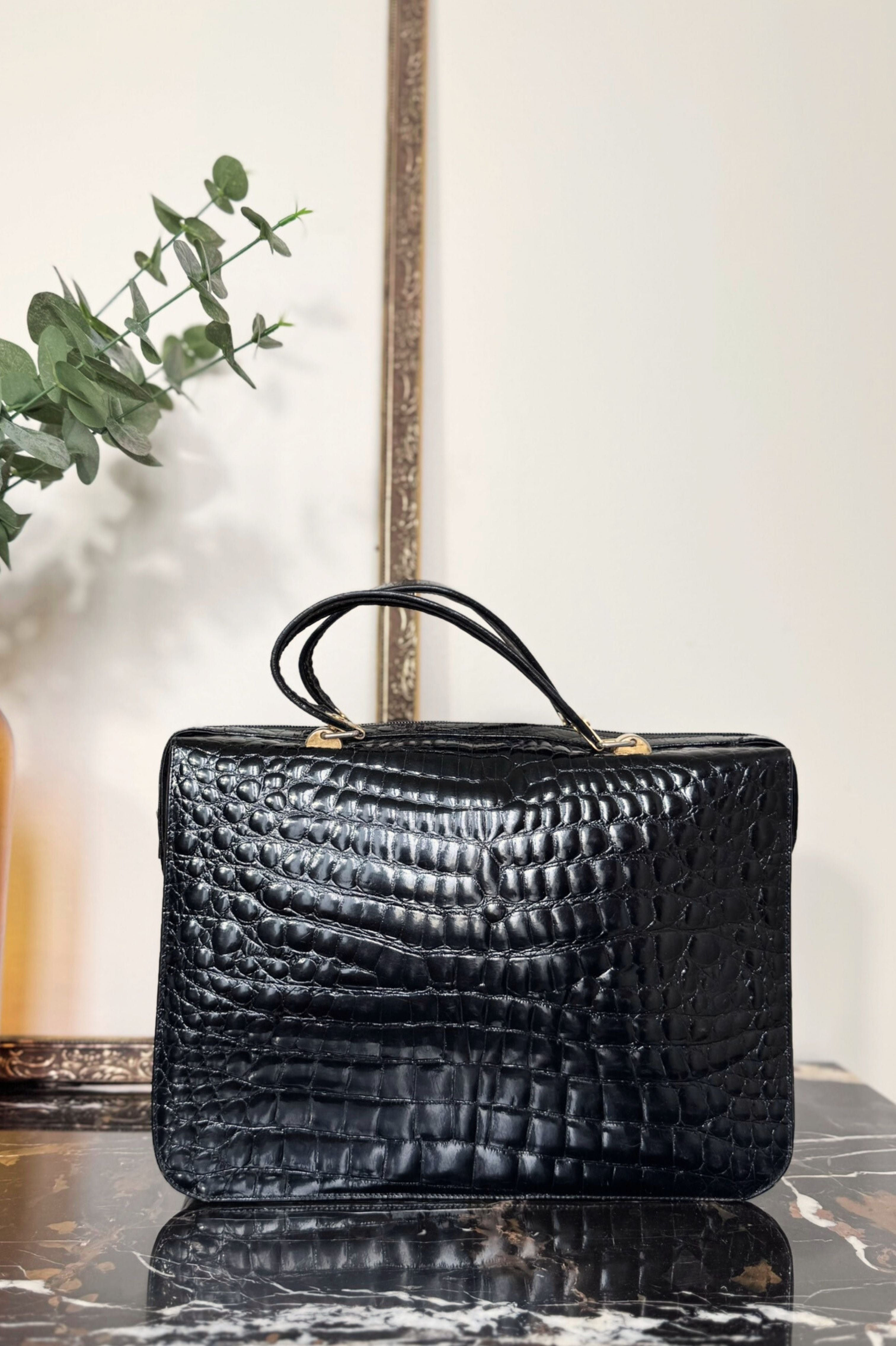 Sac à main cartable en cuir vernis effet croco