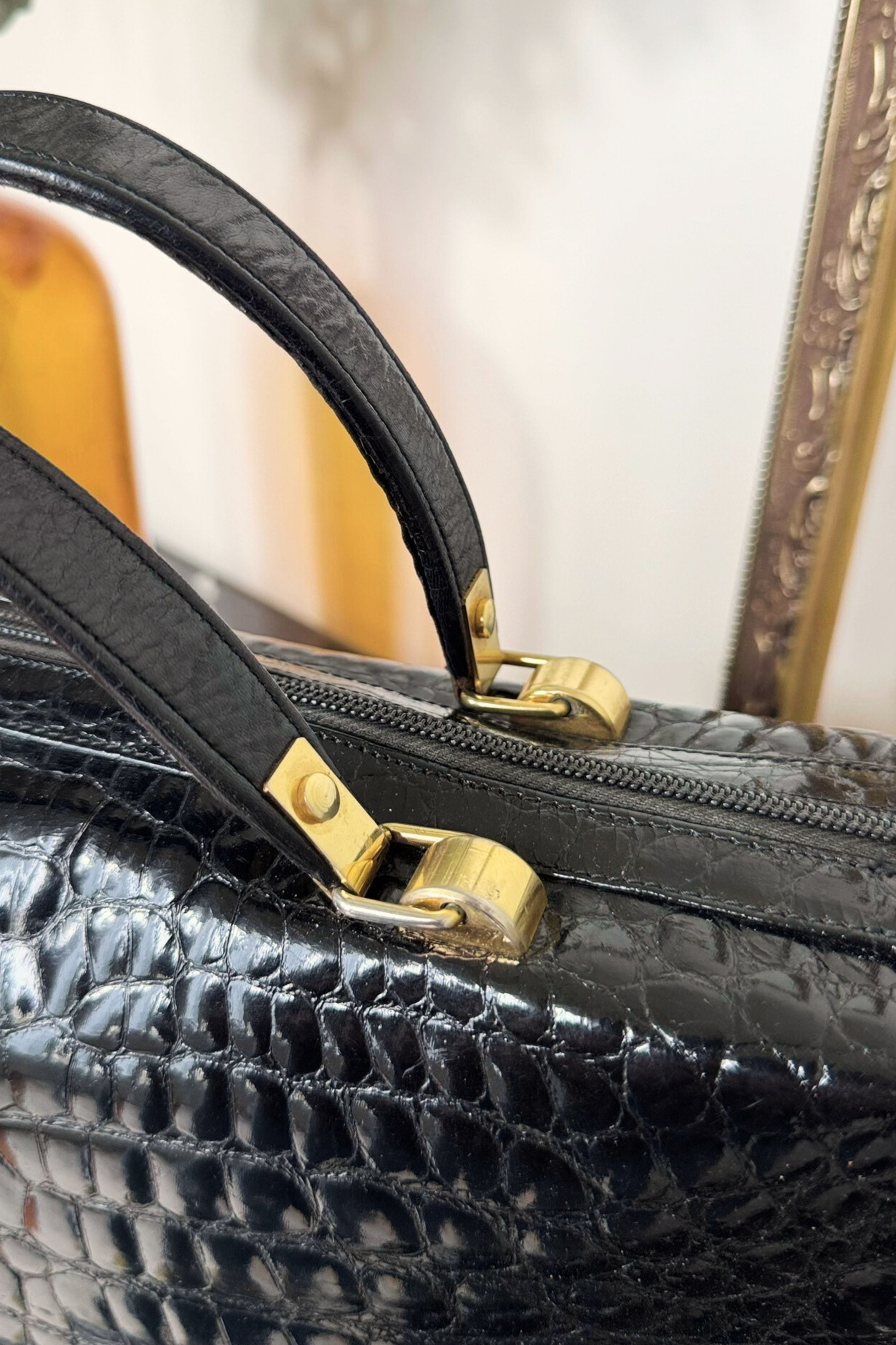 Sac à main cartable en cuir vernis effet croco