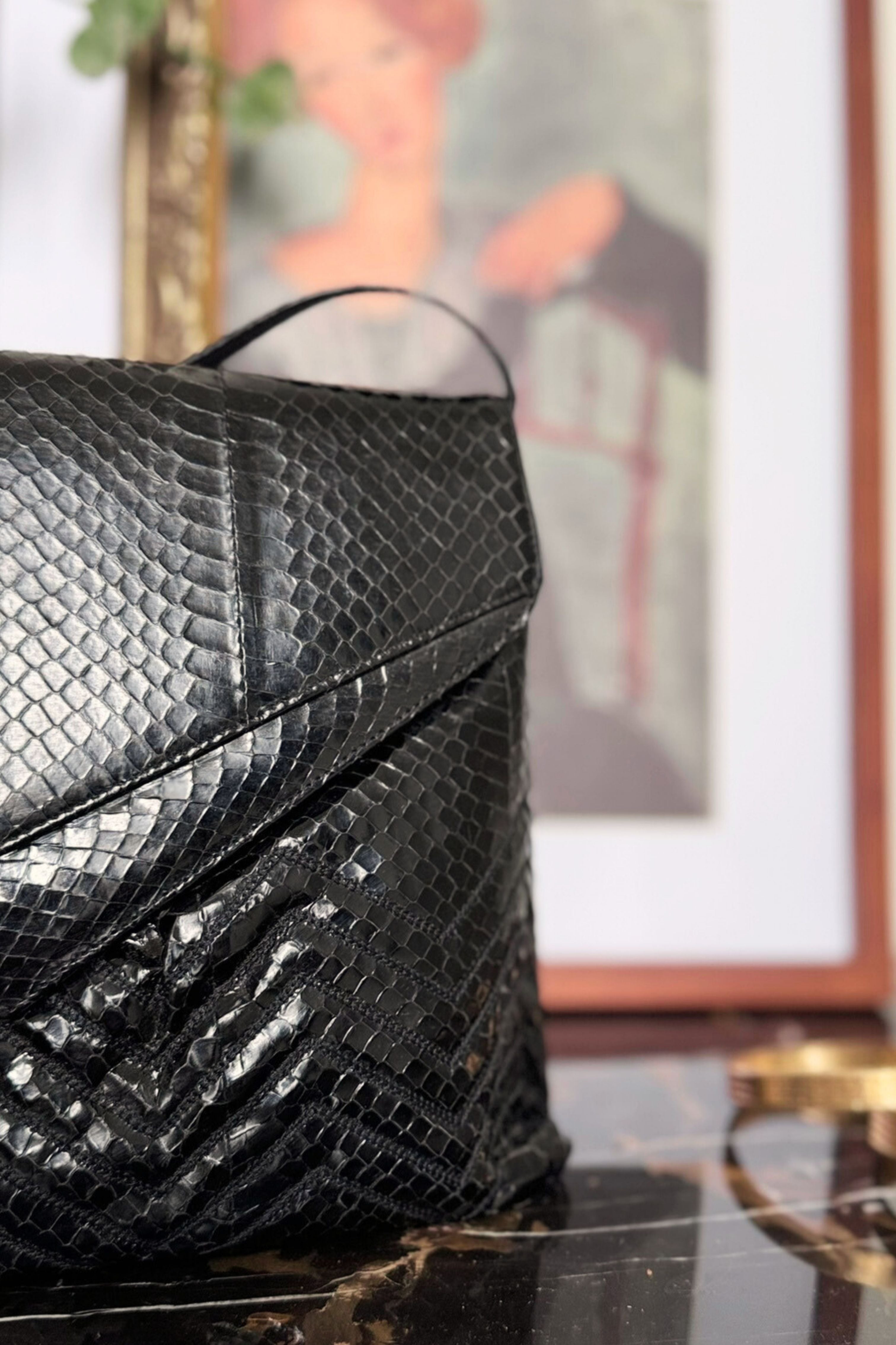 Sac à main en cuir serpent noir