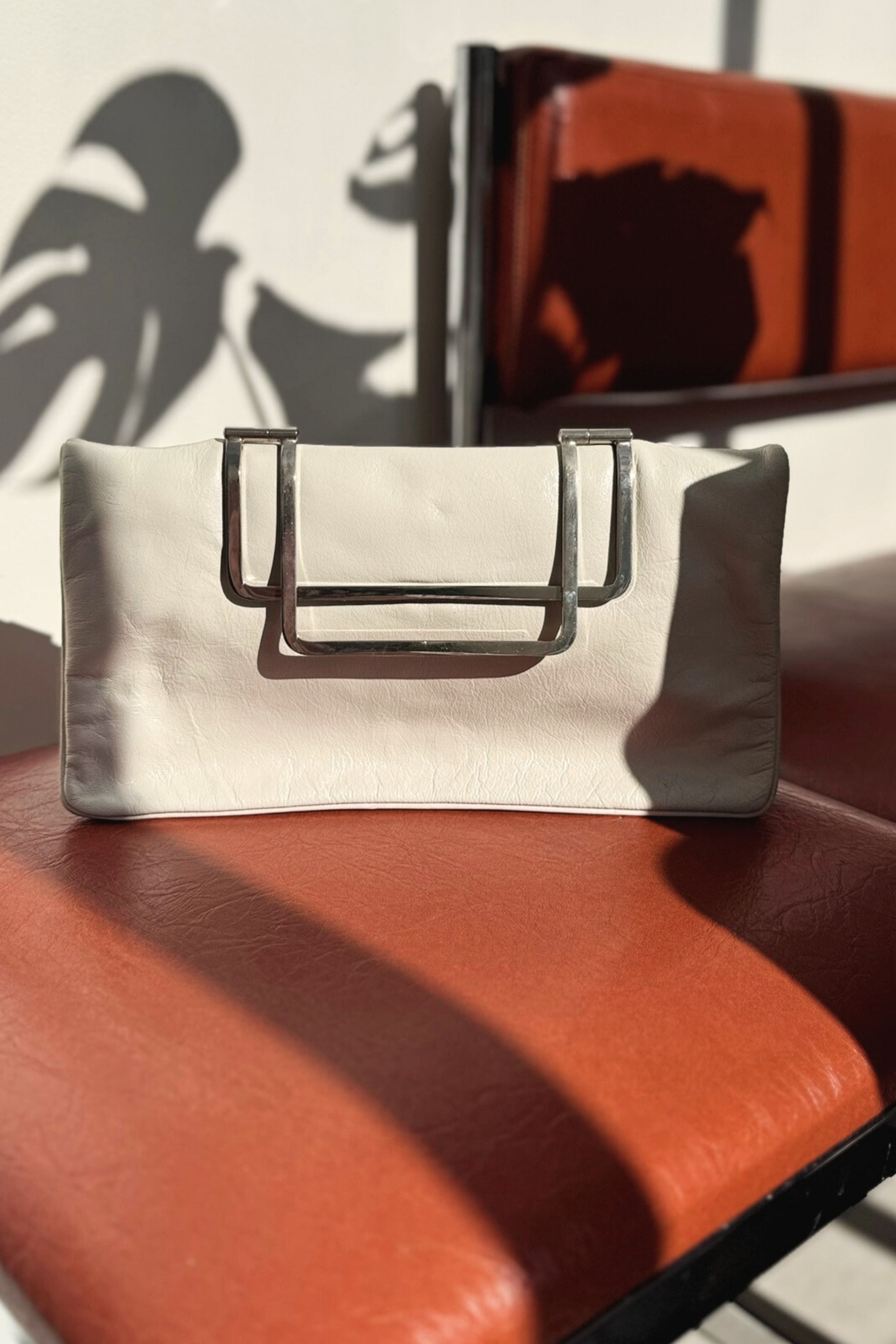 Sac pochette en cuir art déco blanc