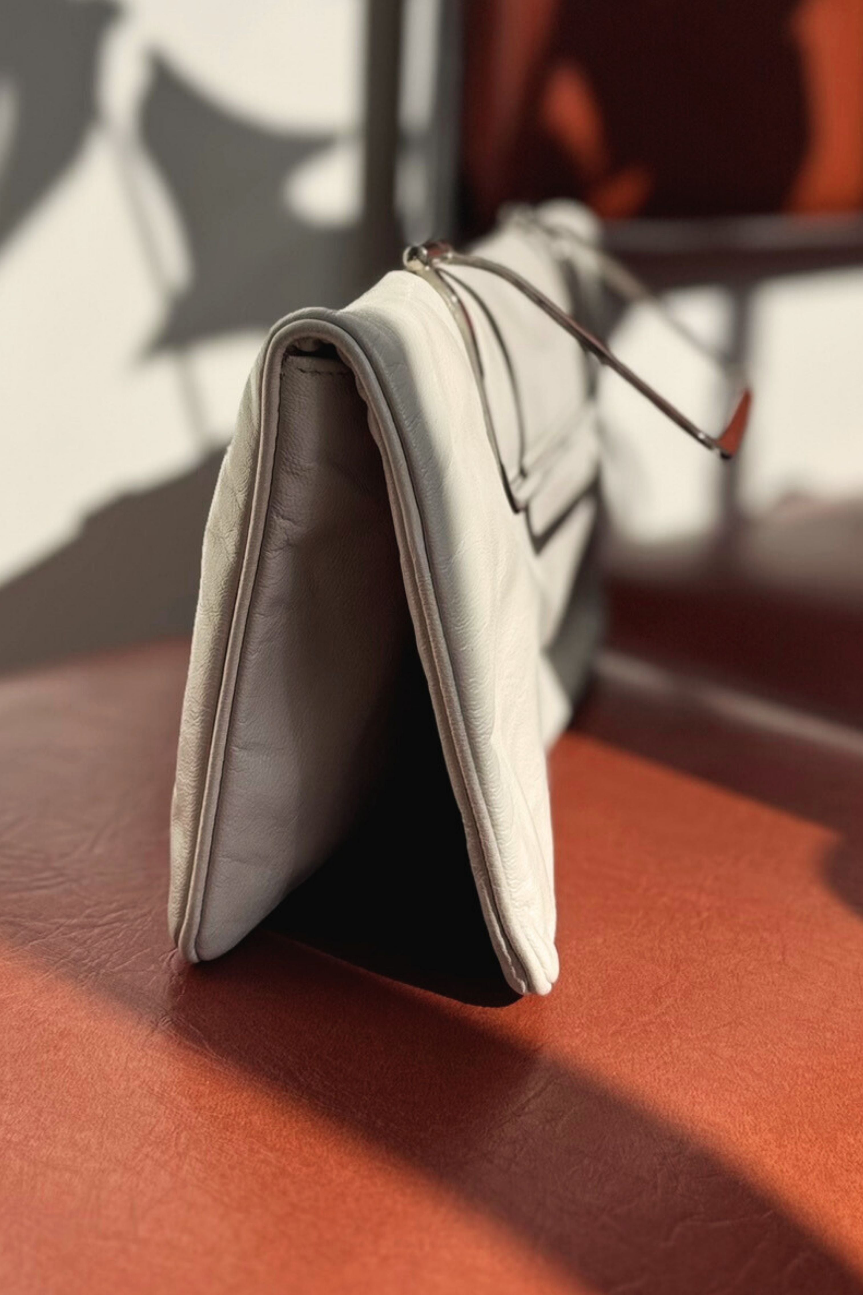 Sac pochette en cuir art déco blanc