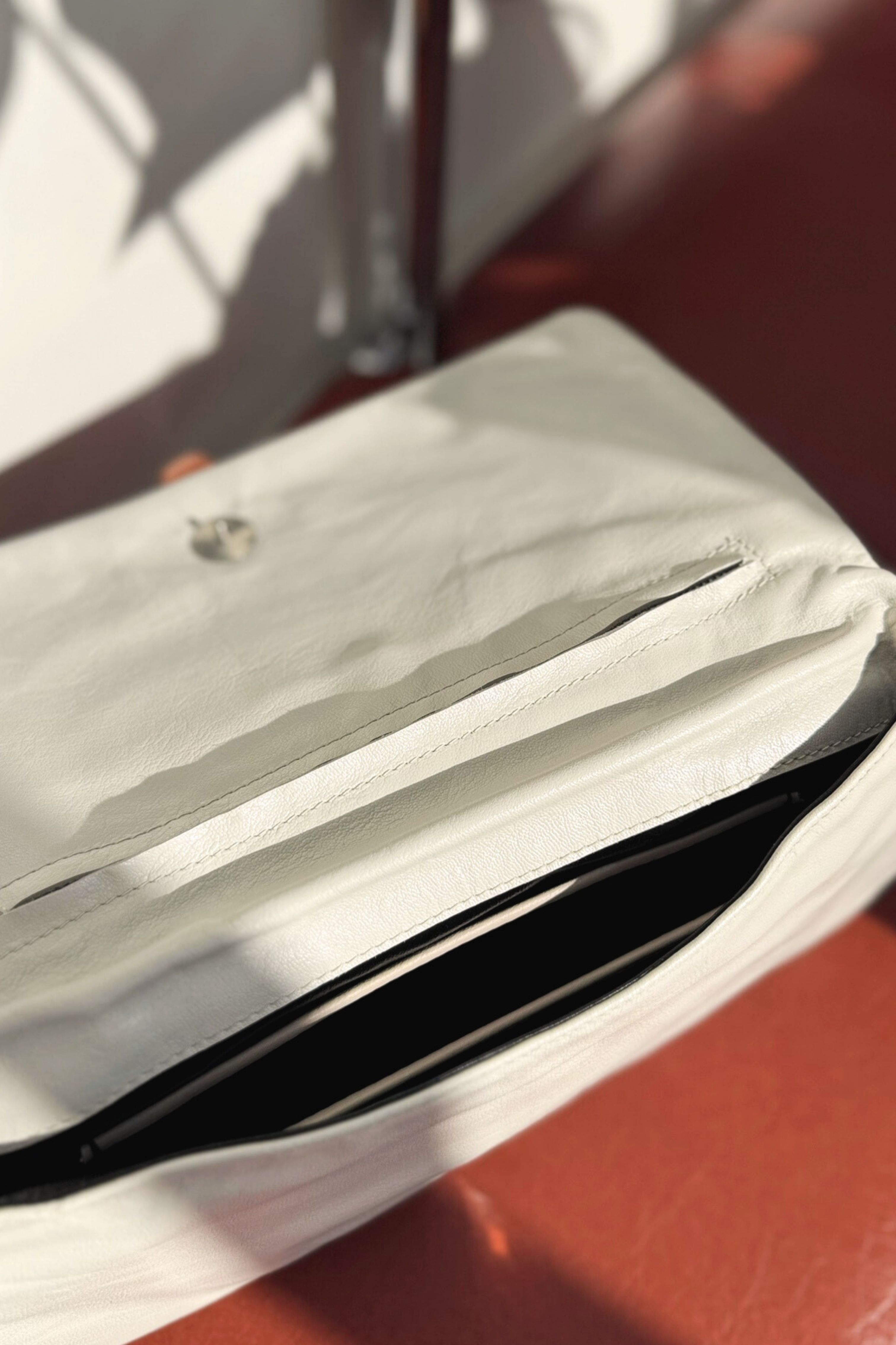 Sac pochette en cuir art déco blanc