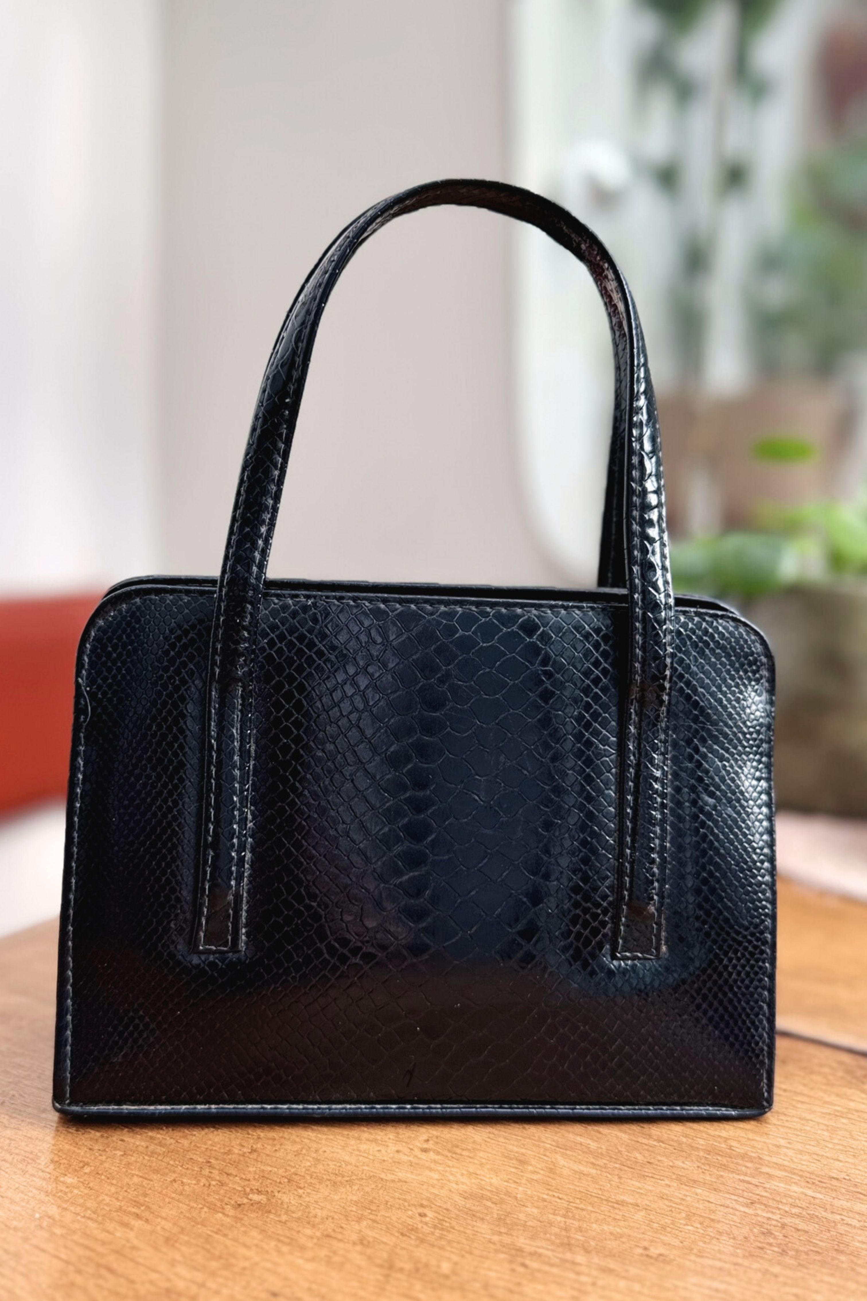 Sac à main en cuir vernis effet serpent noir
