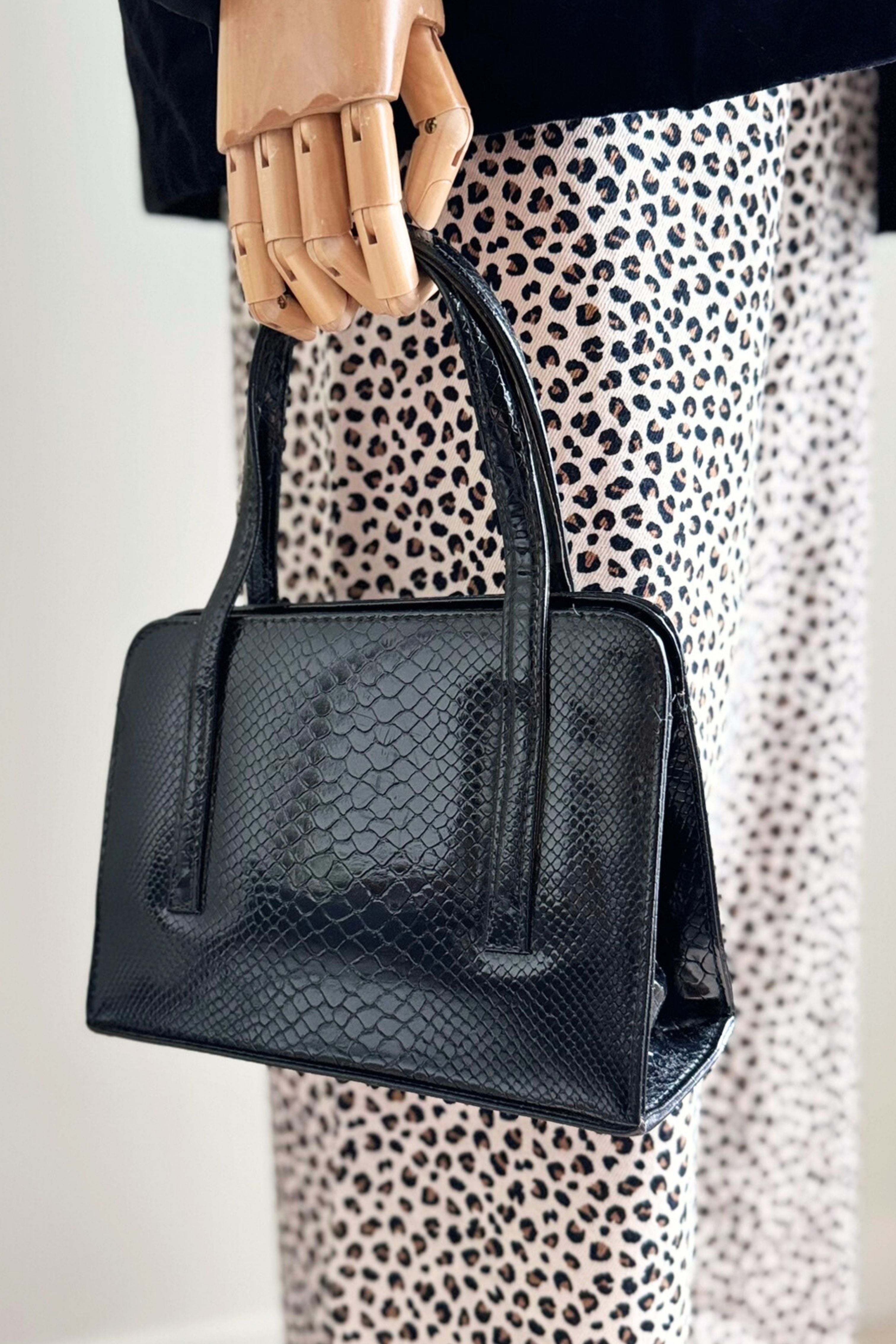 Sac à main en cuir vernis effet serpent noir